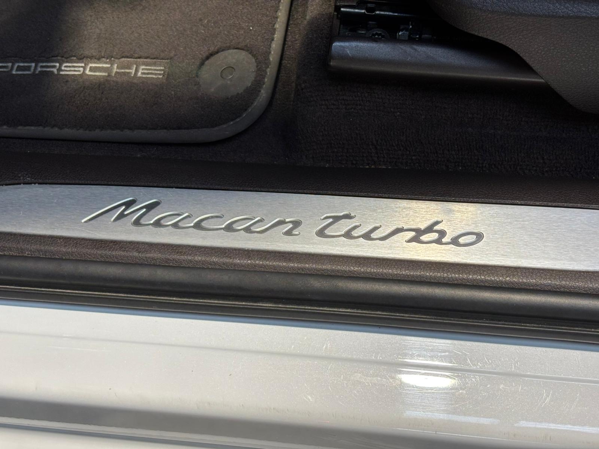 PORSCHE MACAN TURBO 