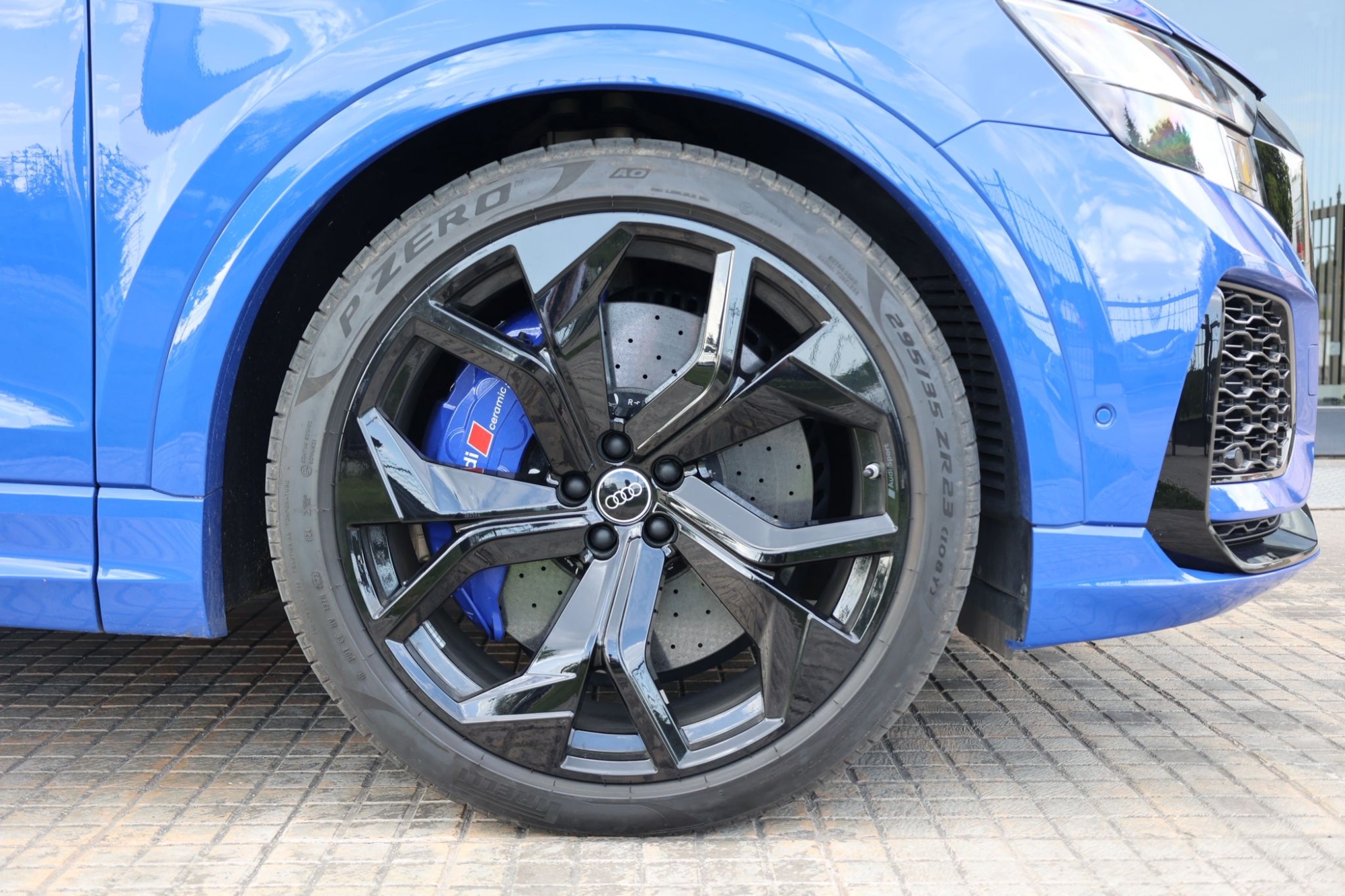 AUDI RSQ8