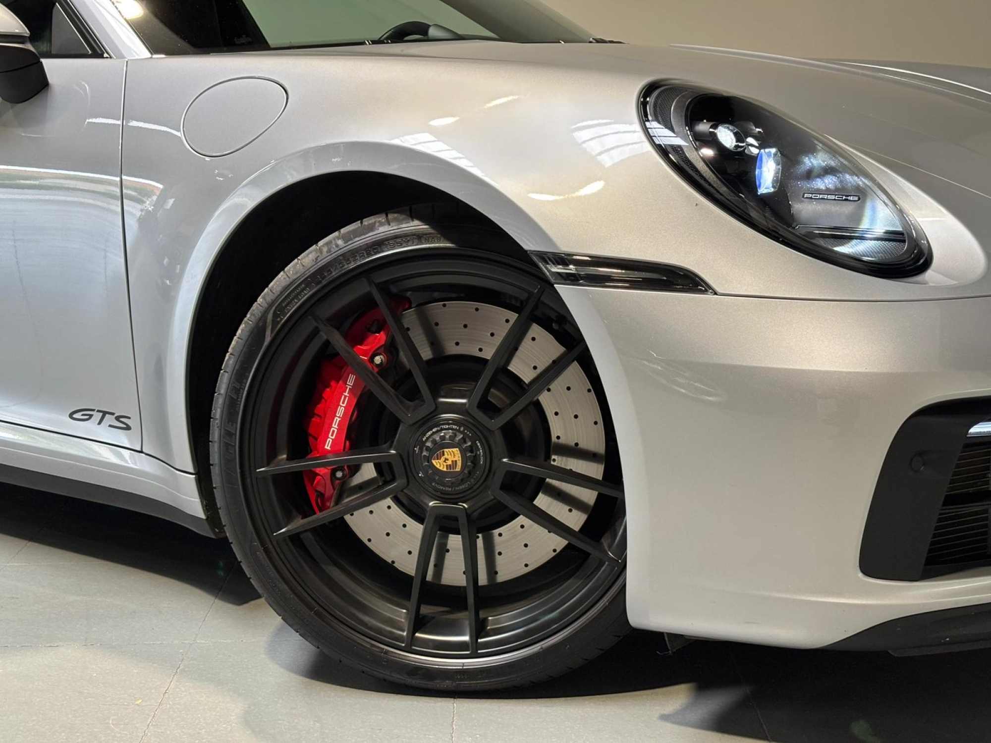 PORSCHE 911 992 CARRERA 4 GTS