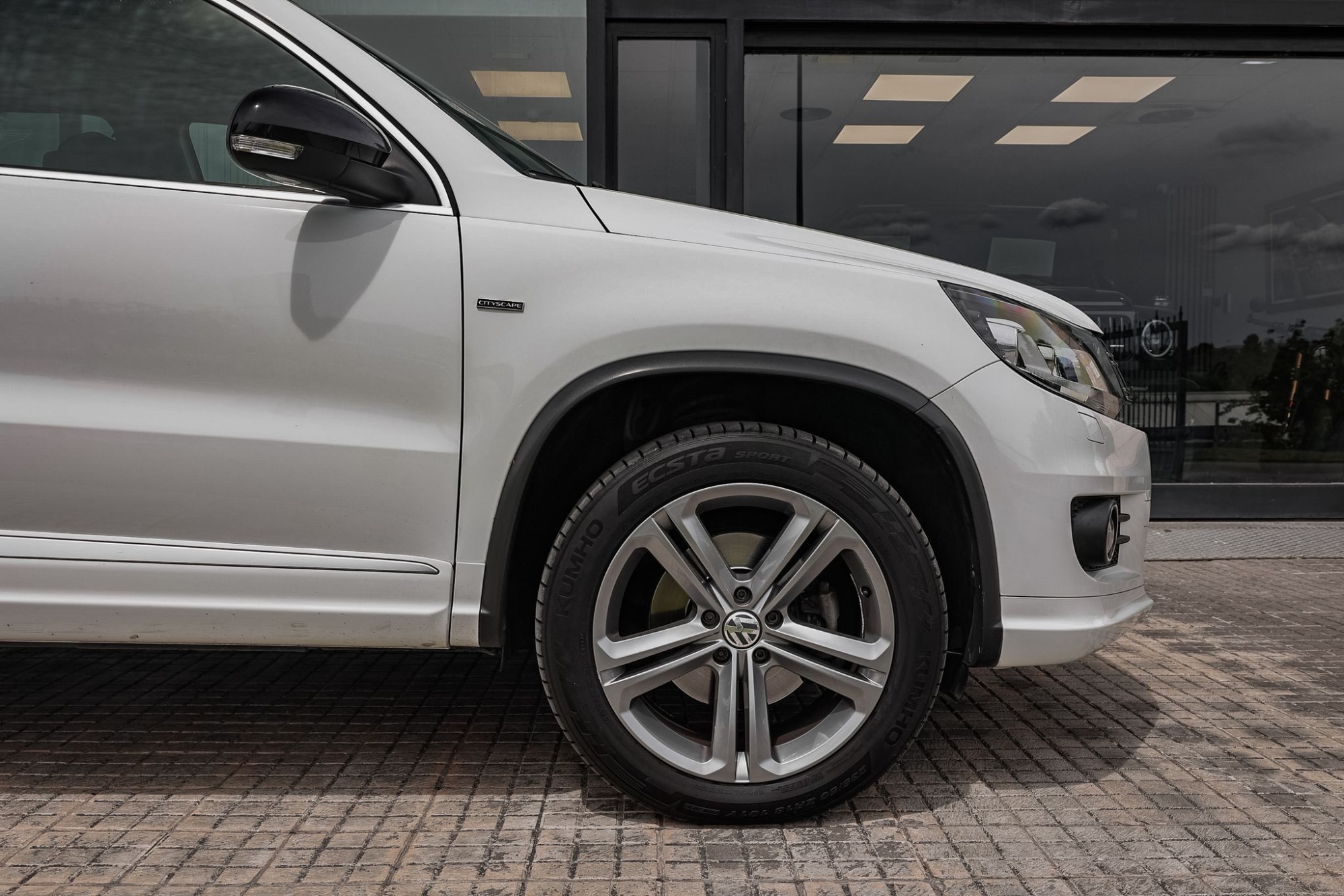 VOLKSWAGEN TIGUAN R-LINE CITYSCAPE