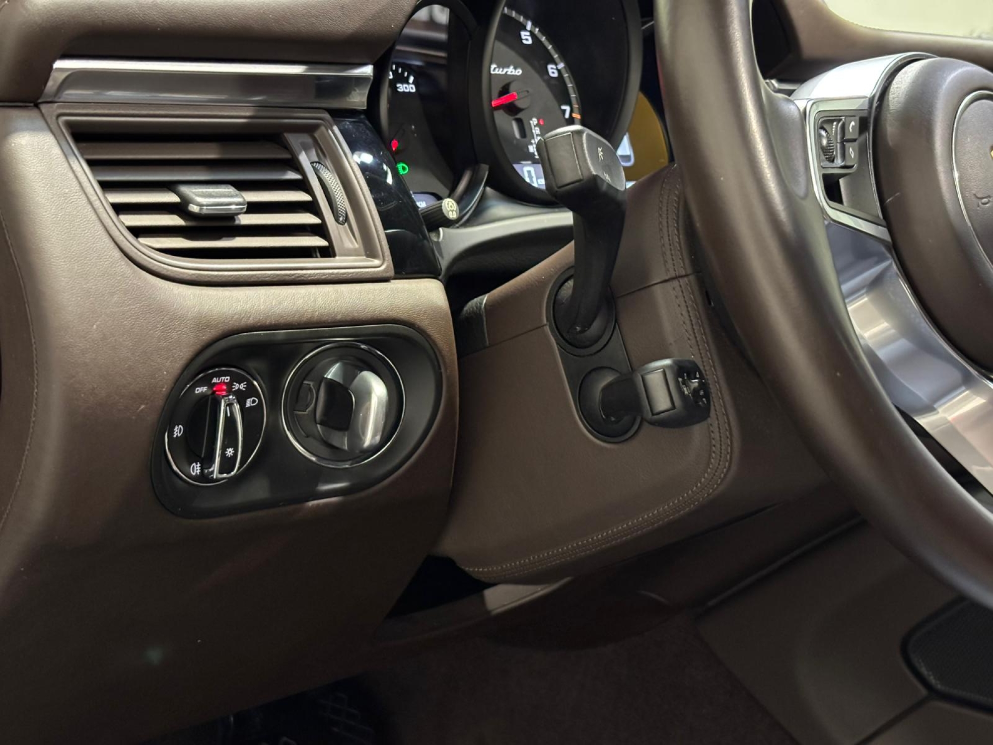 PORSCHE MACAN TURBO