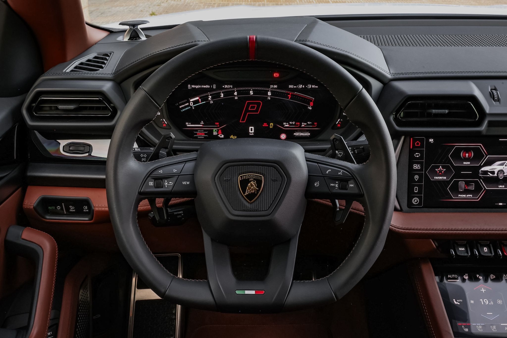 LAMBORGHINI URUS SE