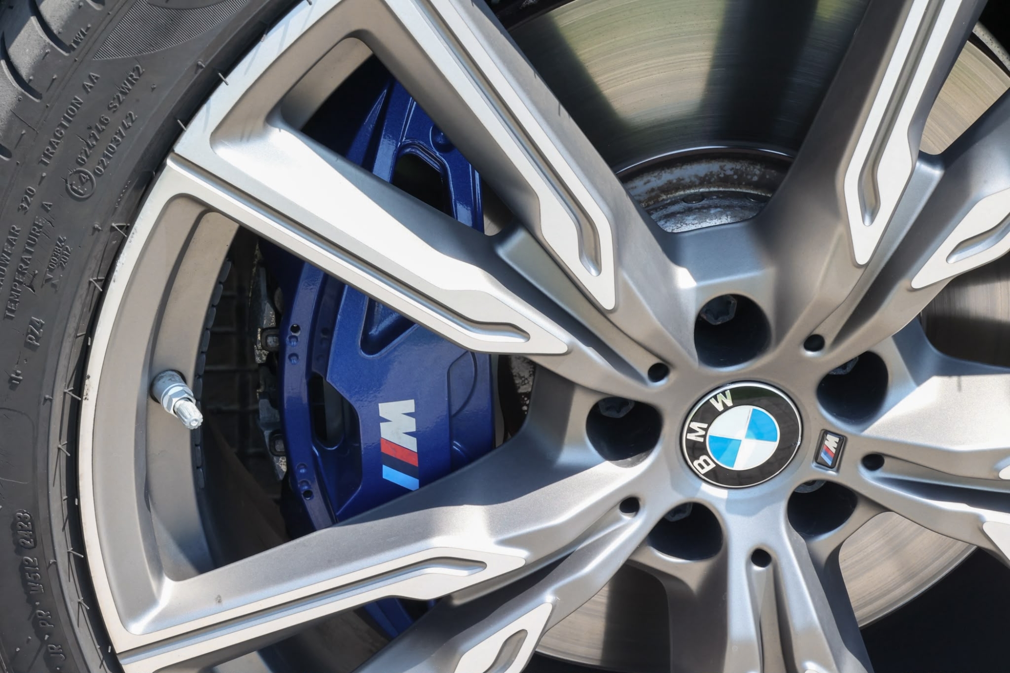 BMW X5 M50i
