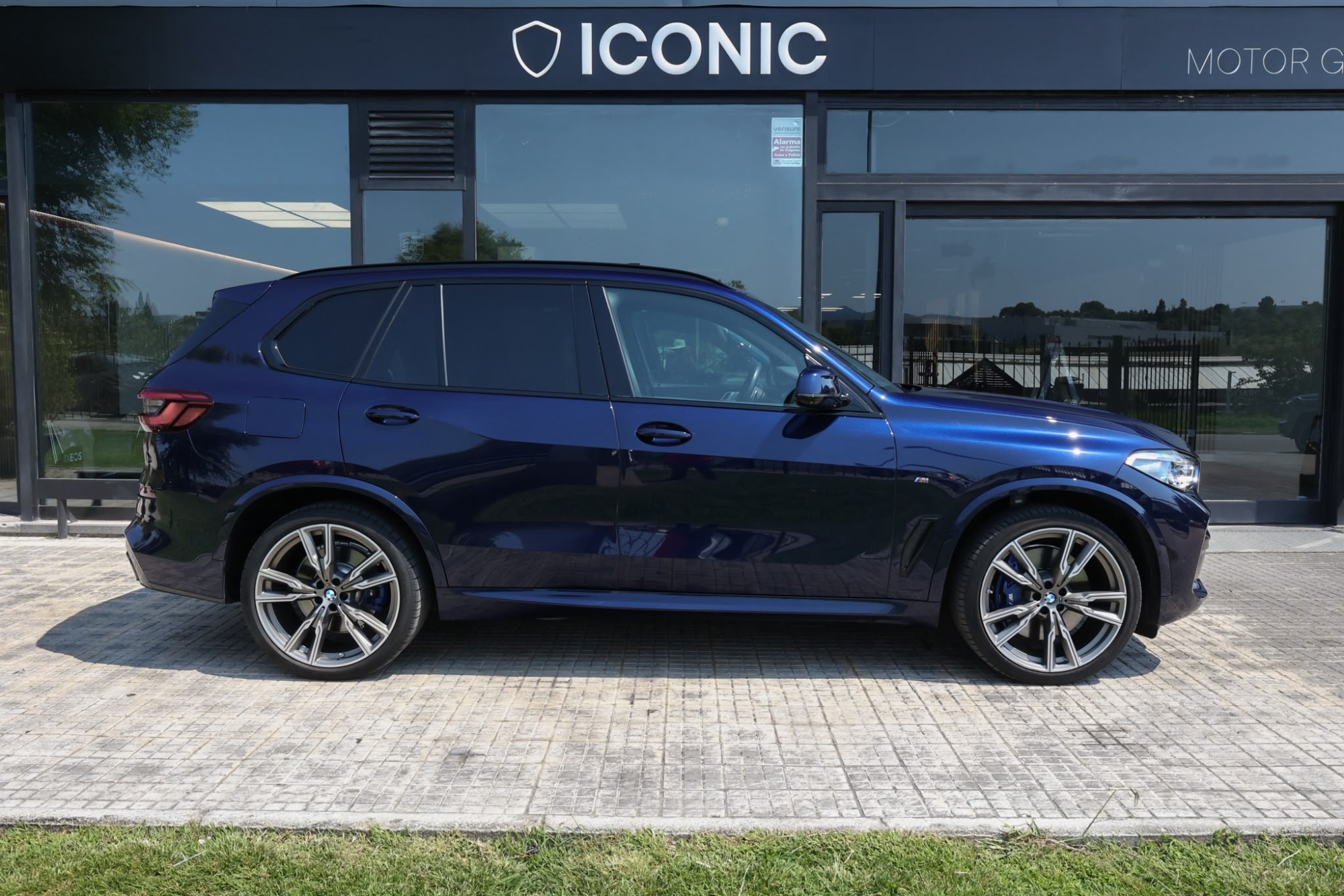 BMW X5 M50i