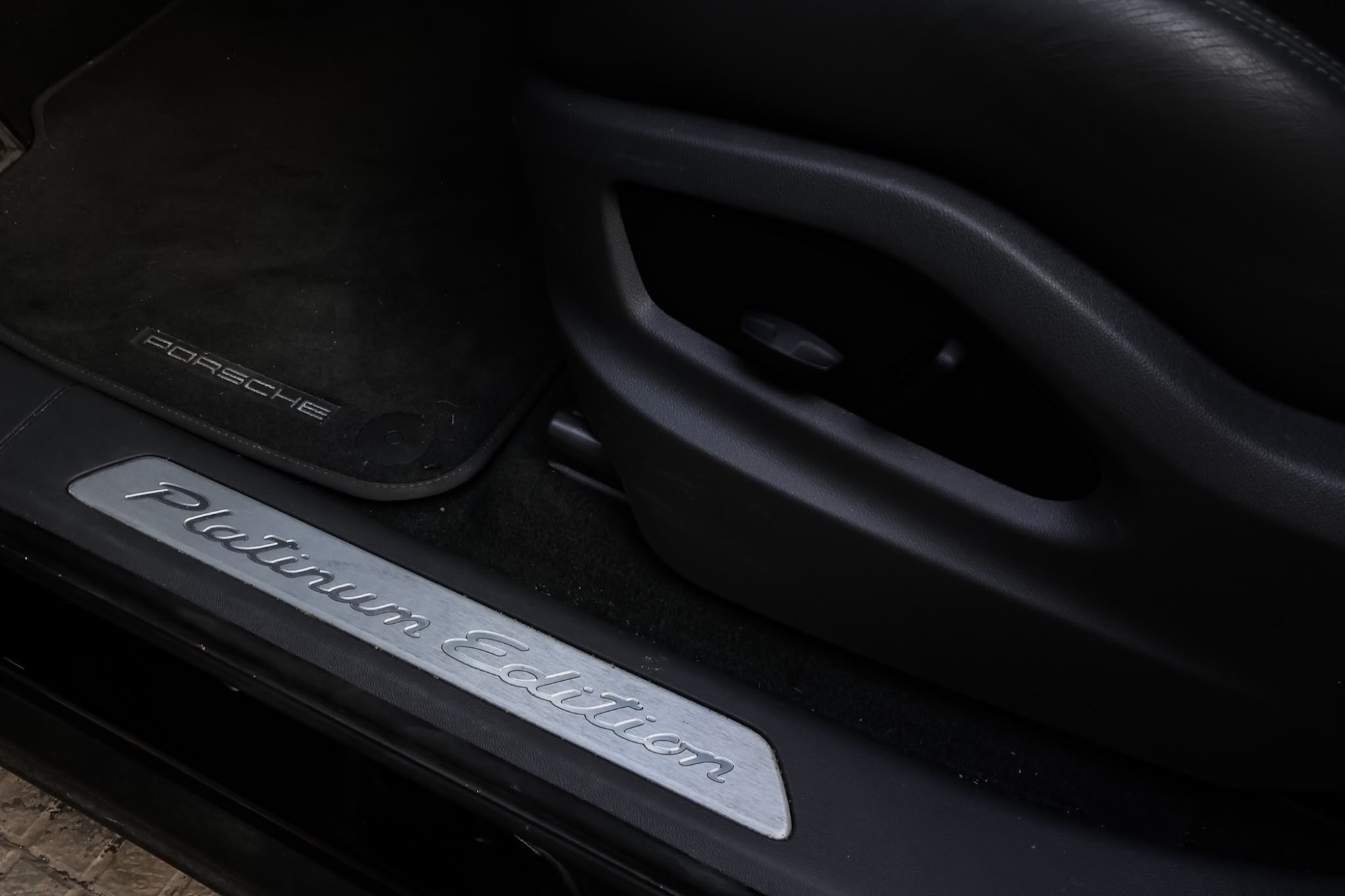 PORSCHE CAYENNE E-HYBRID PLATINUM EDITION