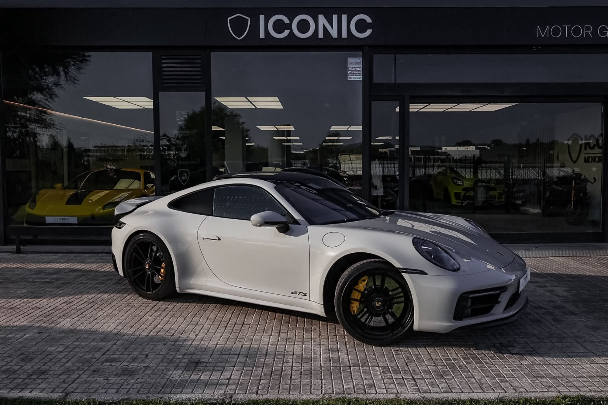 PORSCHE 911 992 CARRERA 4 GTS