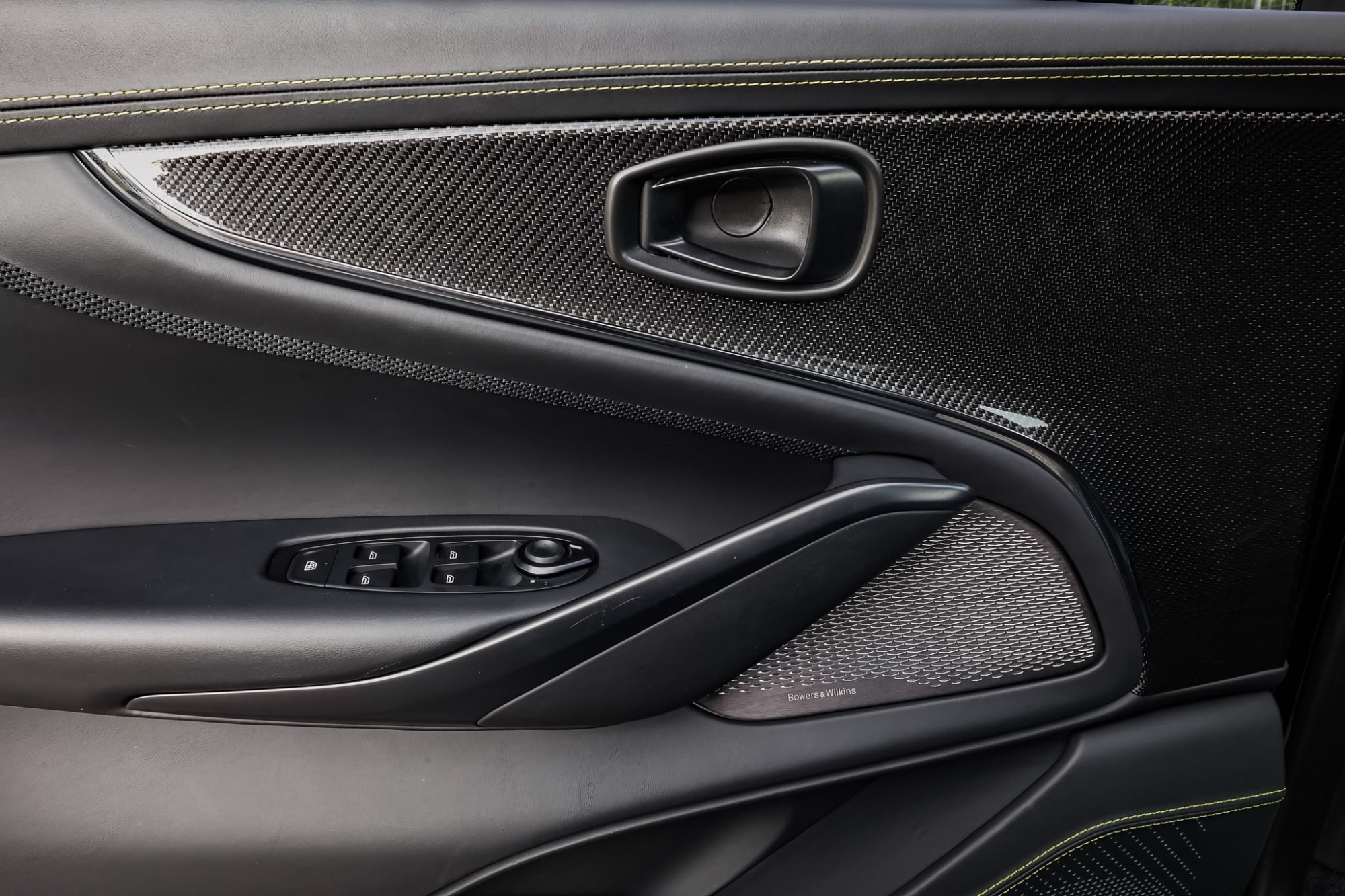 ASTON MARTIN DBX707 AMR24