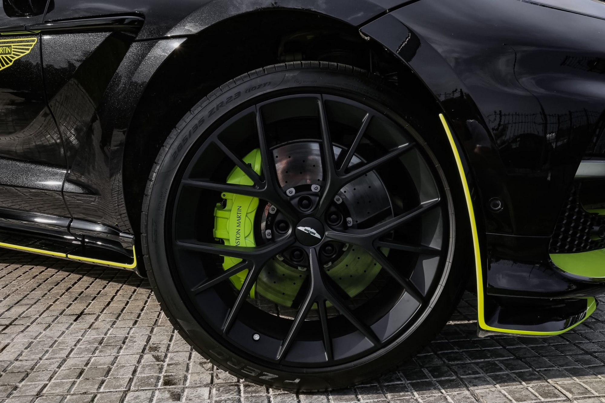 ASTON MARTIN DBX707 AMR24