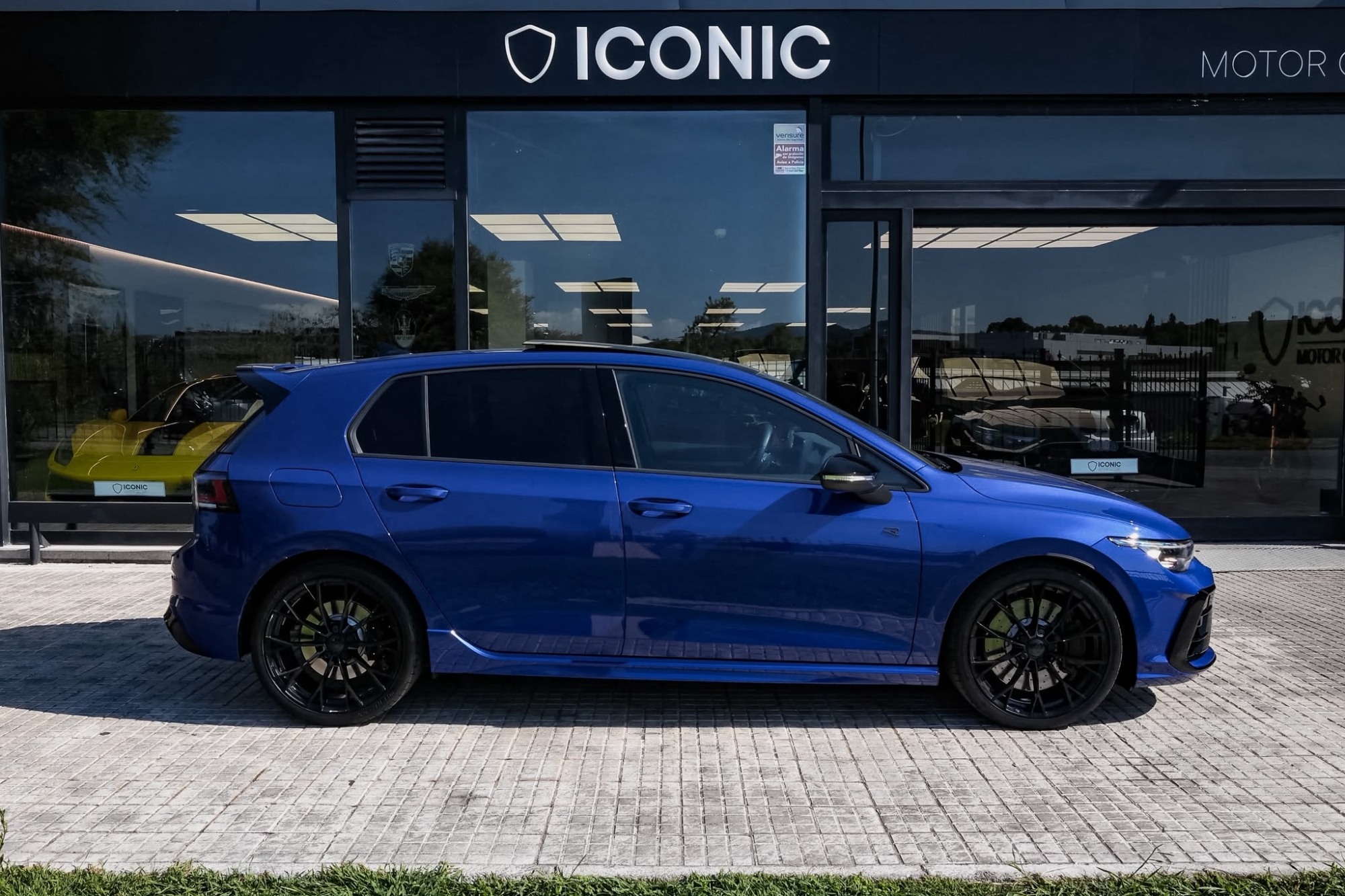 VOLKSWAGEN GOLF R BLACK EDITION