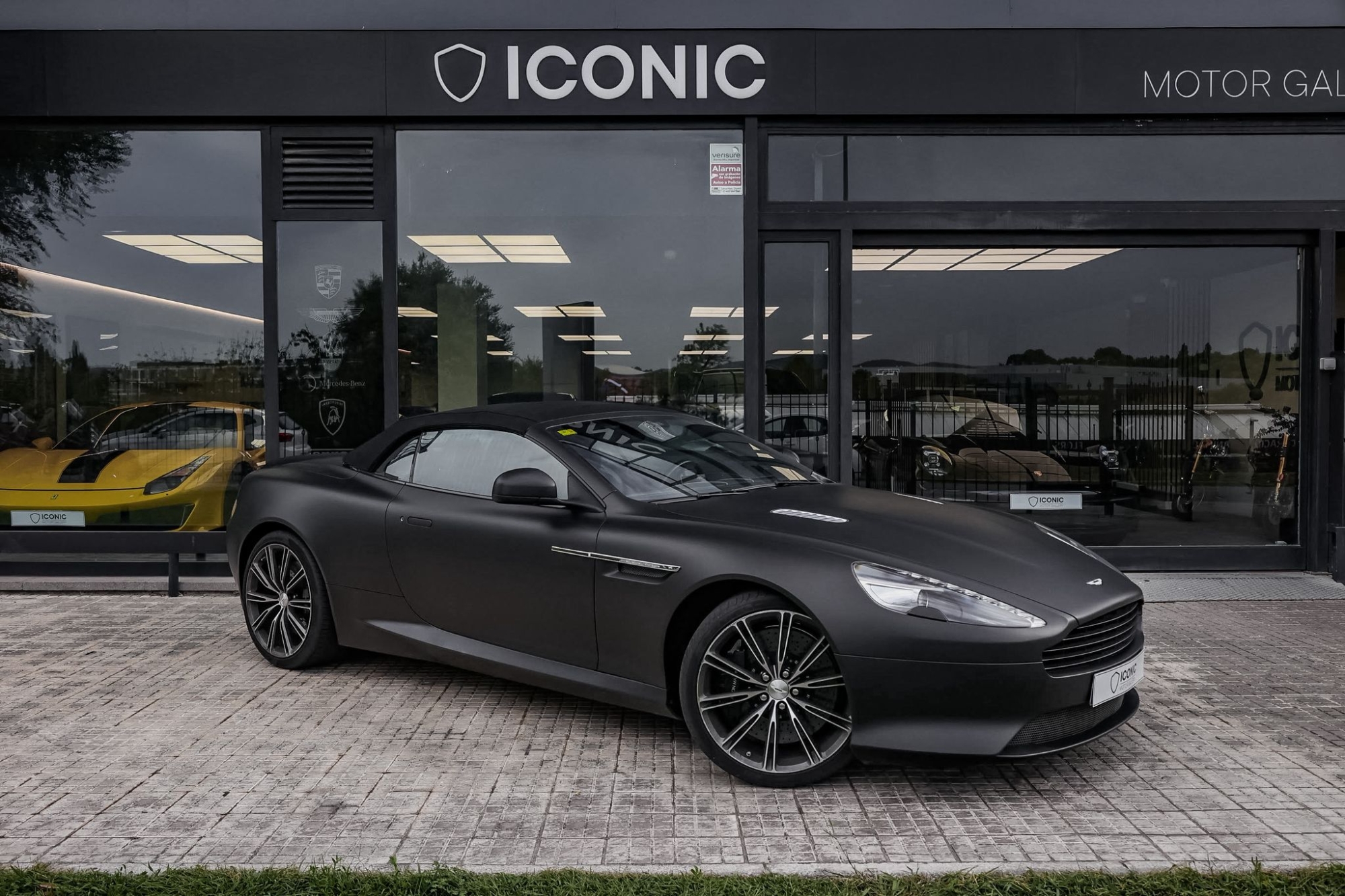 ASTON MARTIN DB9 VOLANTE V12