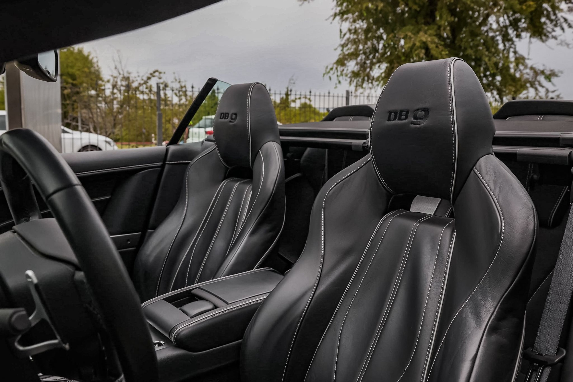 ASTON MARTIN DB9 VOLANTE V12
