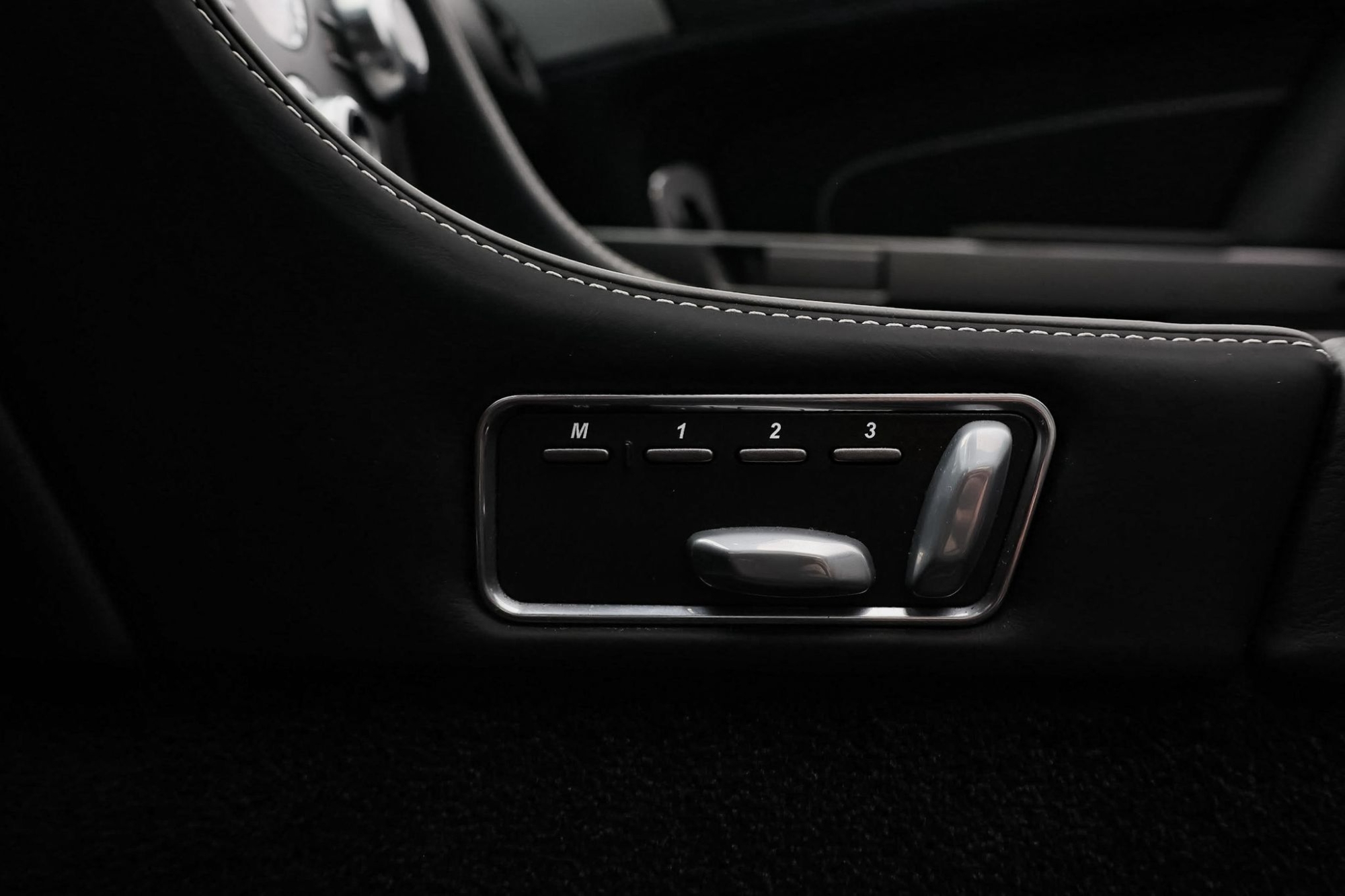 ASTON MARTIN DB9 VOLANTE V12