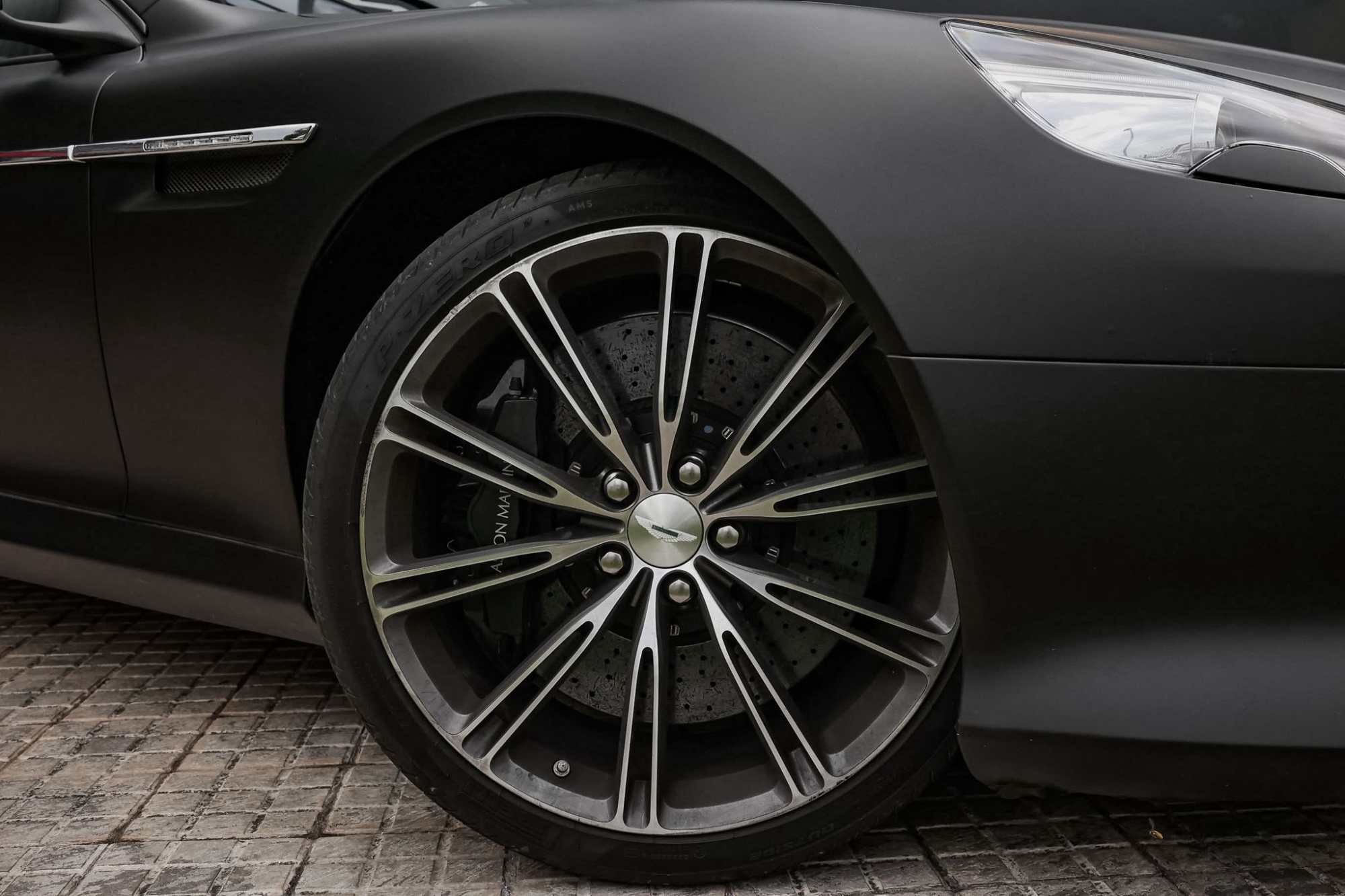 ASTON MARTIN DB9 VOLANTE V12