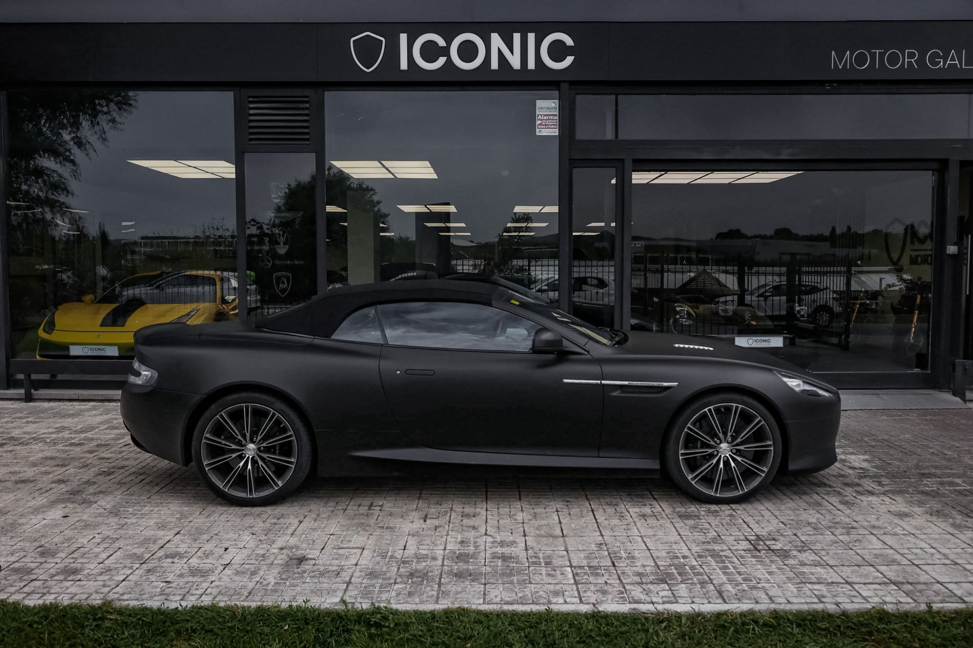 ASTON MARTIN DB9 VOLANTE V12