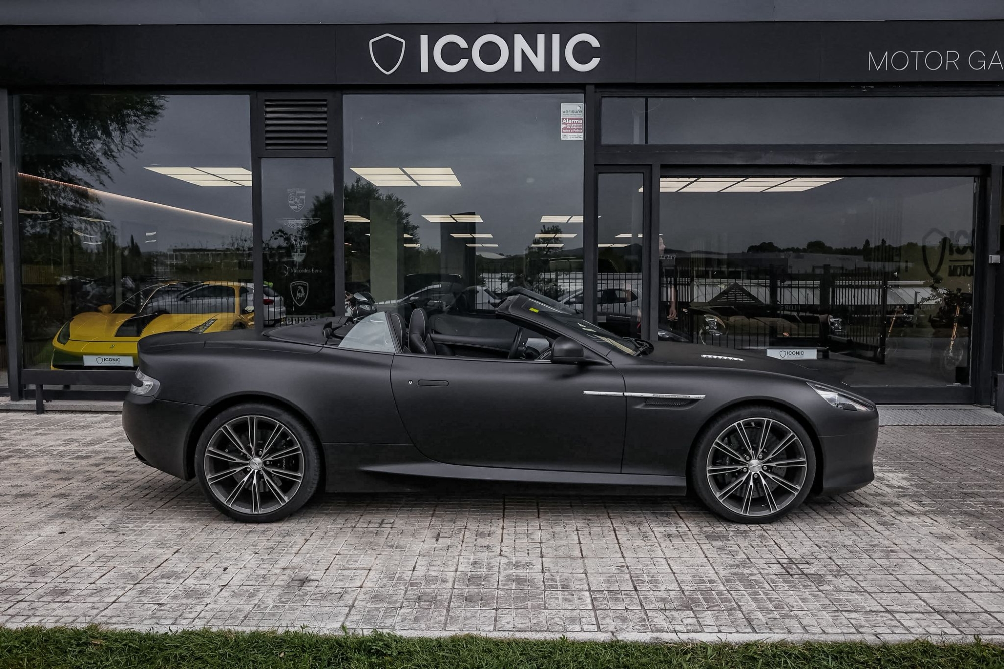 ASTON MARTIN DB9 VOLANTE V12