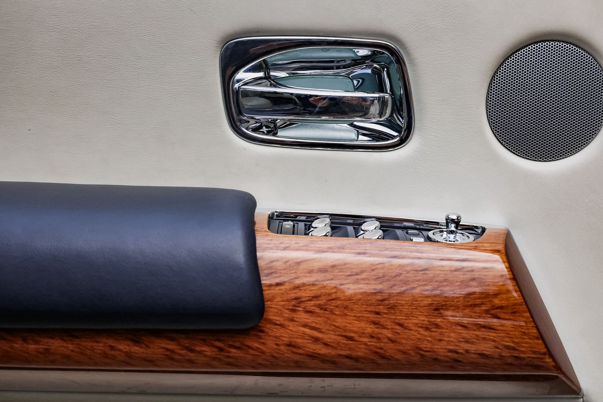 ROLLS ROYCE PHANTOM DROPHEAD 