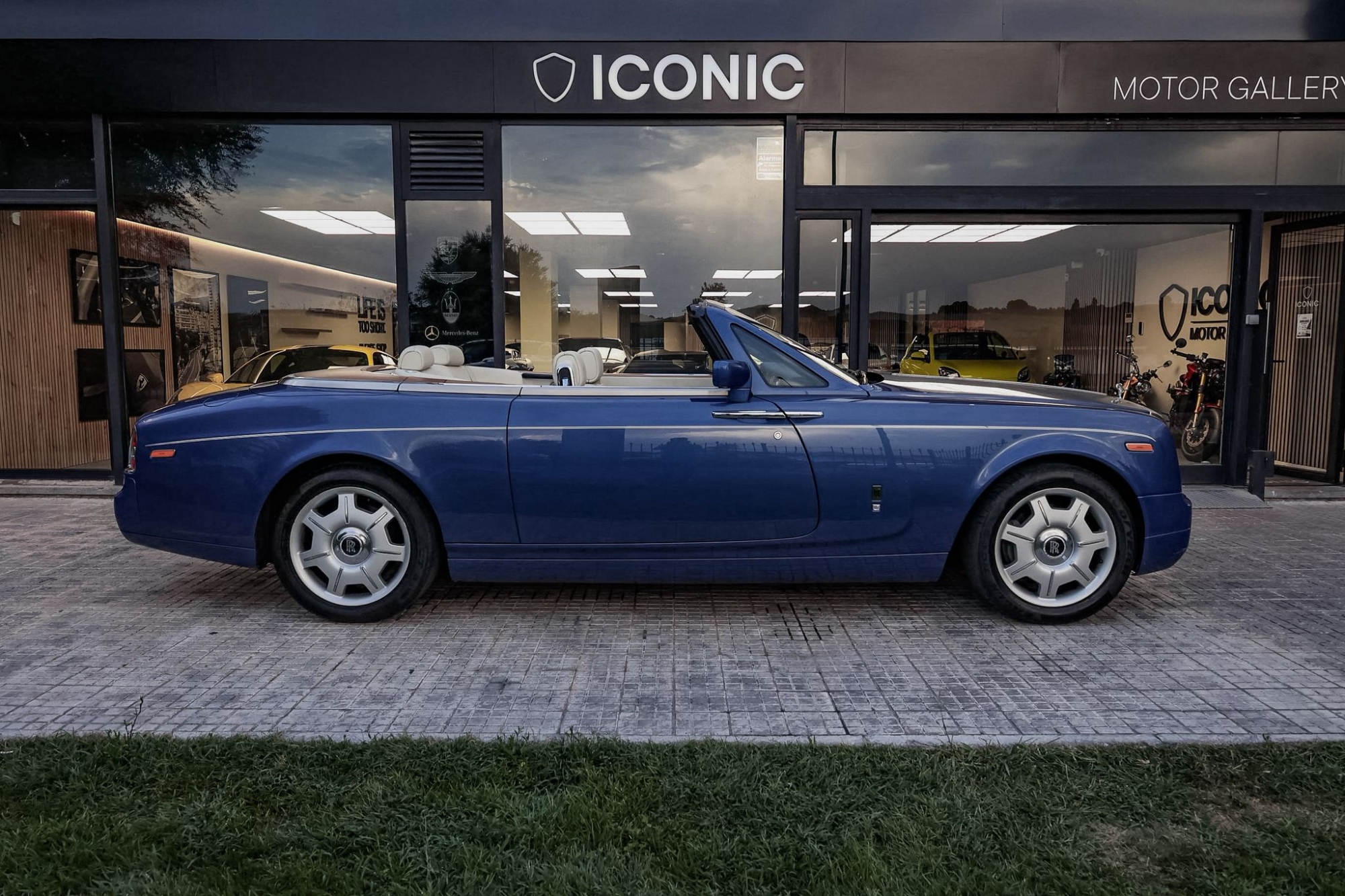 ROLLS ROYCE PHANTOM DROPHEAD 