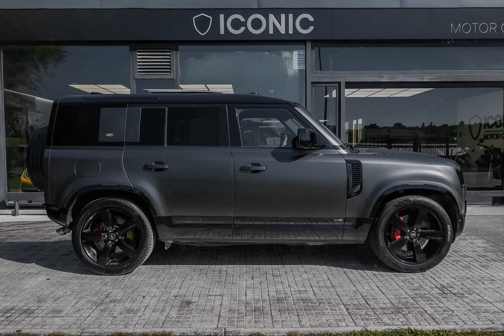 LAND ROVER DEFENDER 110 