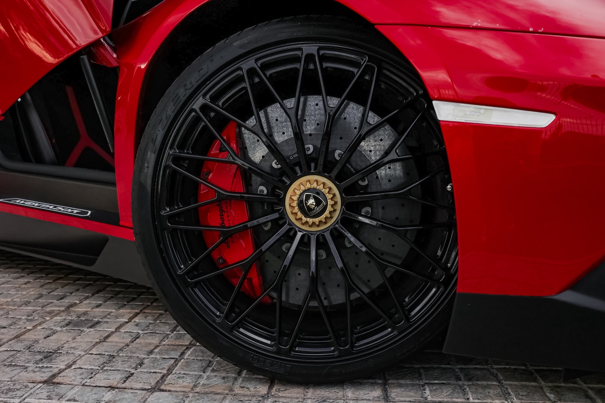 LAMBORGHINI AVENTADOR SV