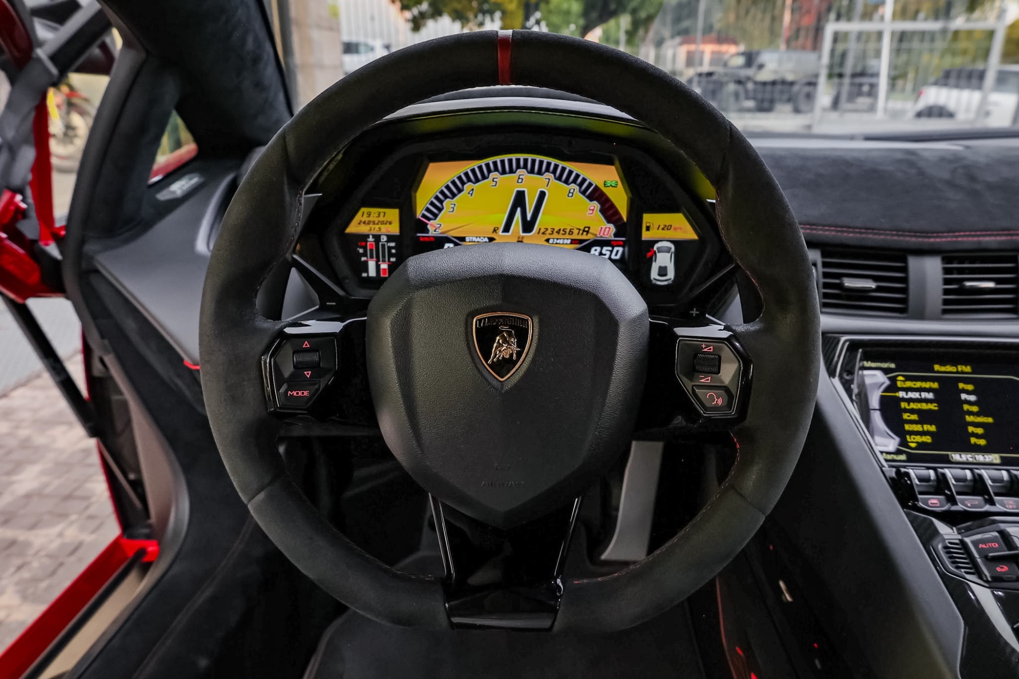 LAMBORGHINI AVENTADOR SV