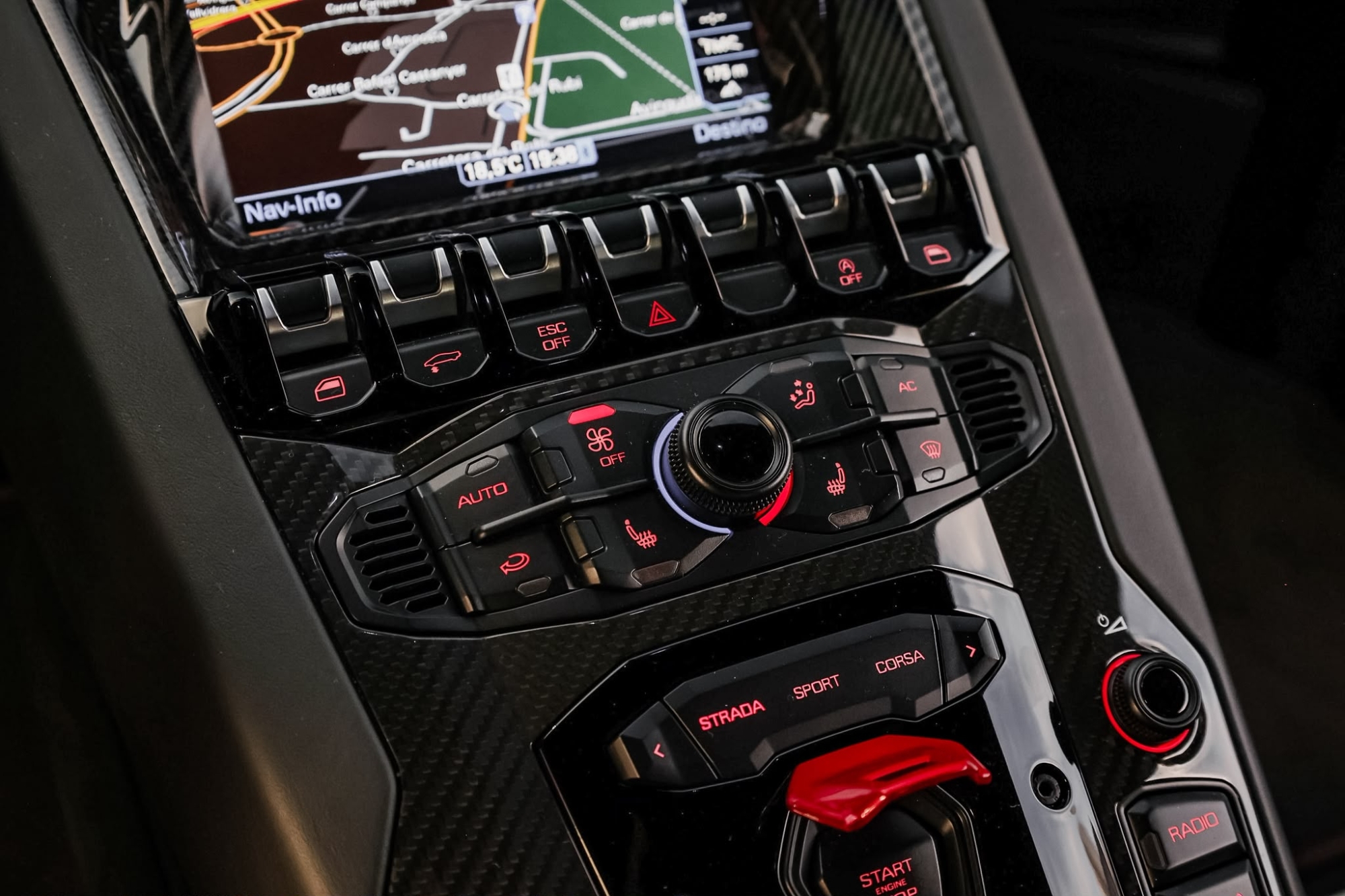 LAMBORGHINI AVENTADOR SV