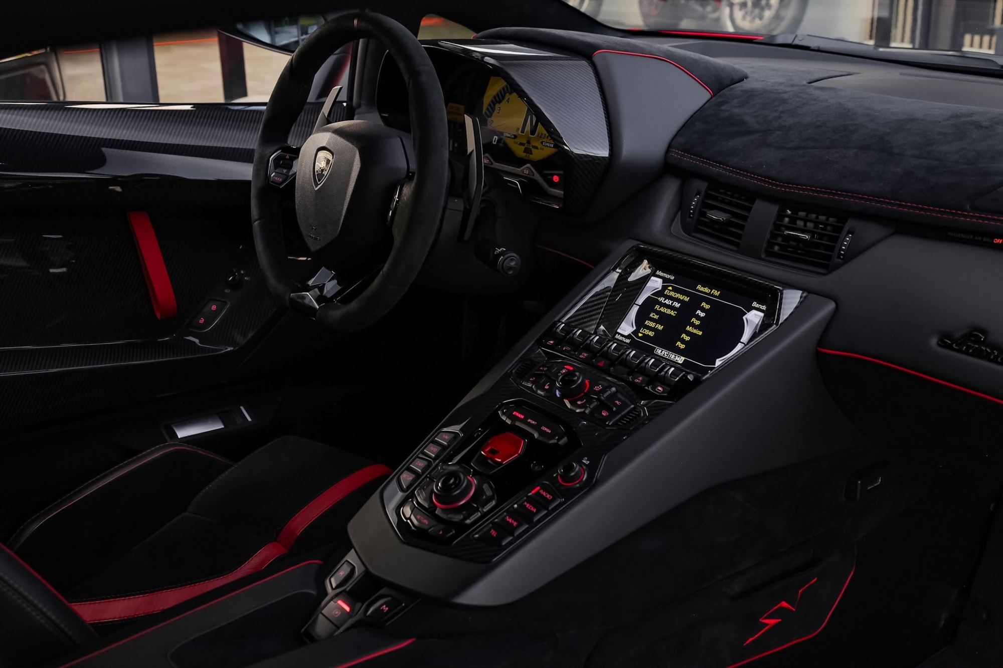 LAMBORGHINI AVENTADOR SV