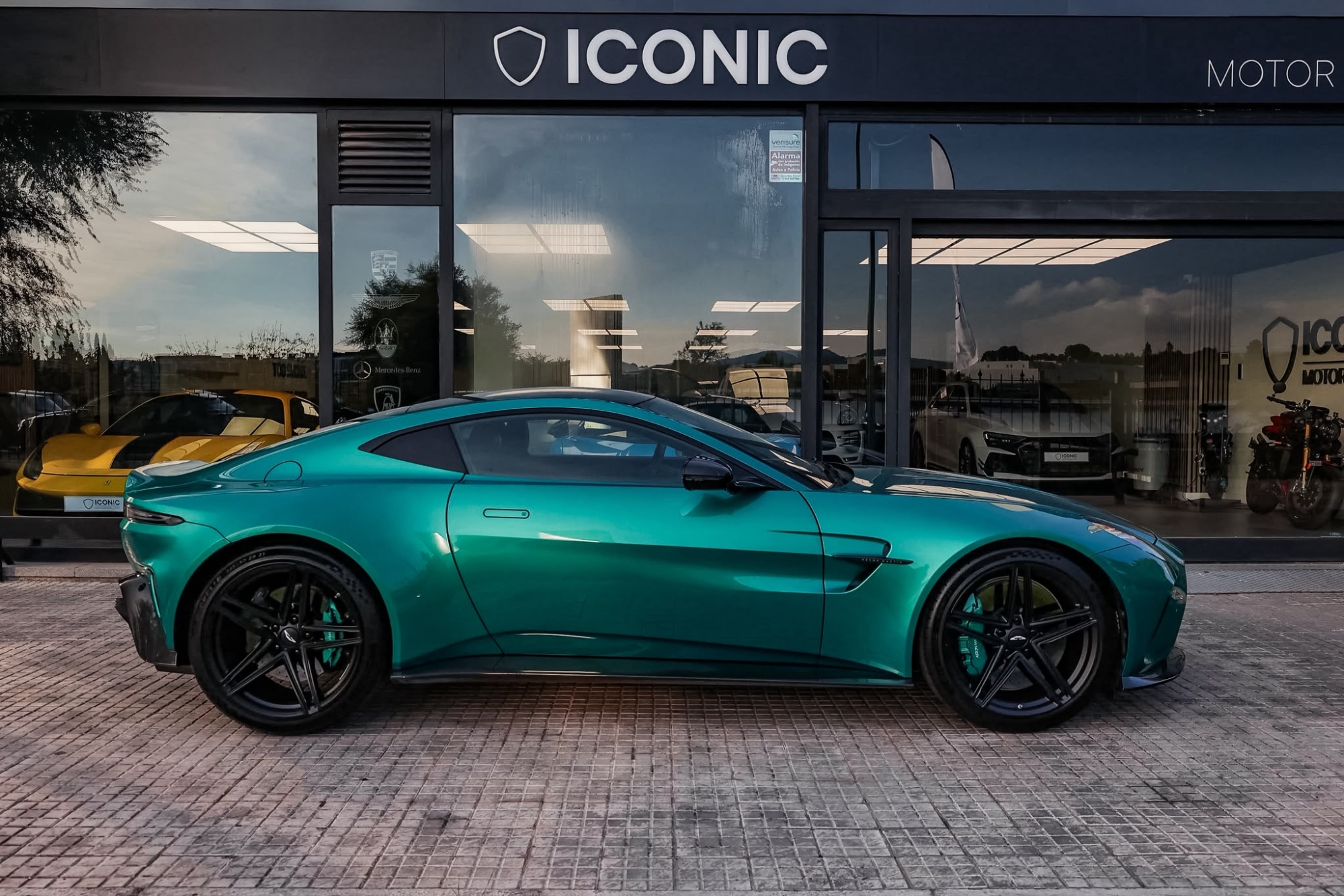 ASTON MARTIN VANTAGE