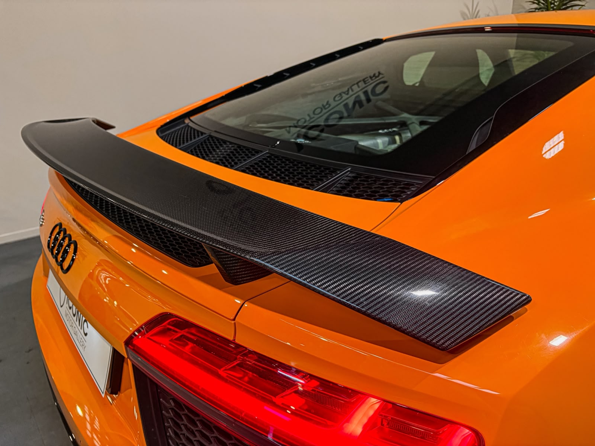 AUDI R8 V10 PLUS