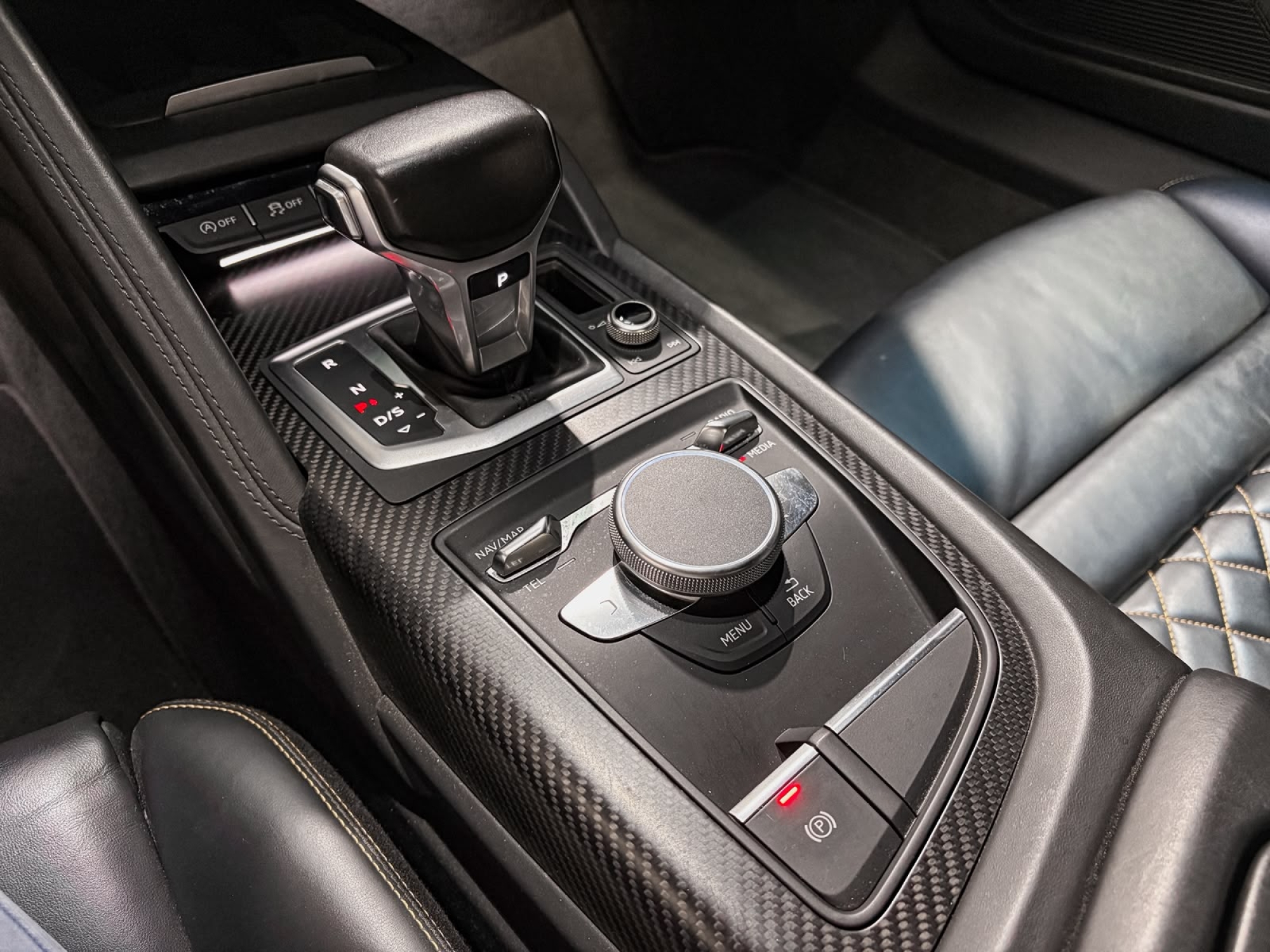AUDI R8 V10 PLUS
