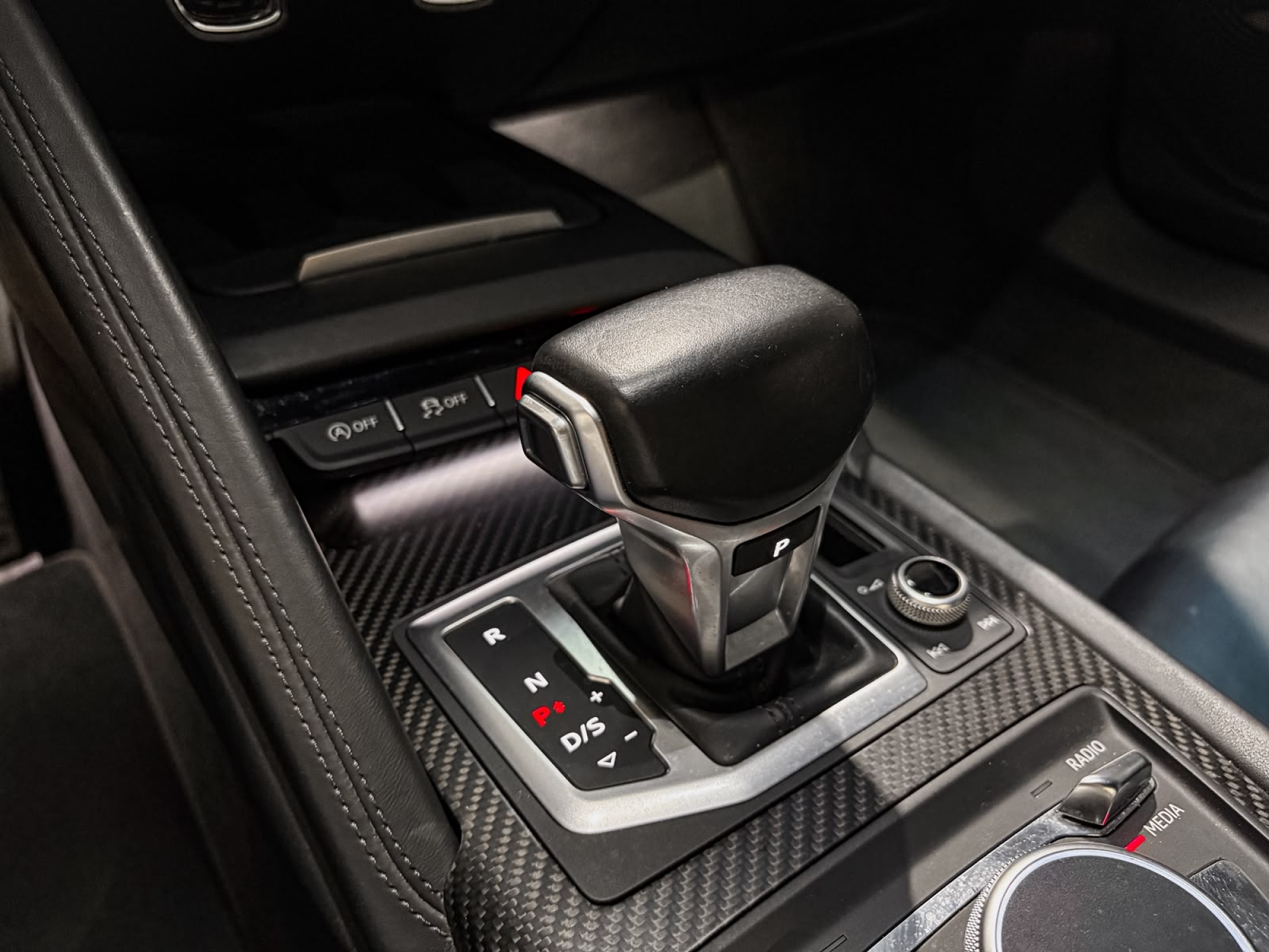AUDI R8 V10 PLUS