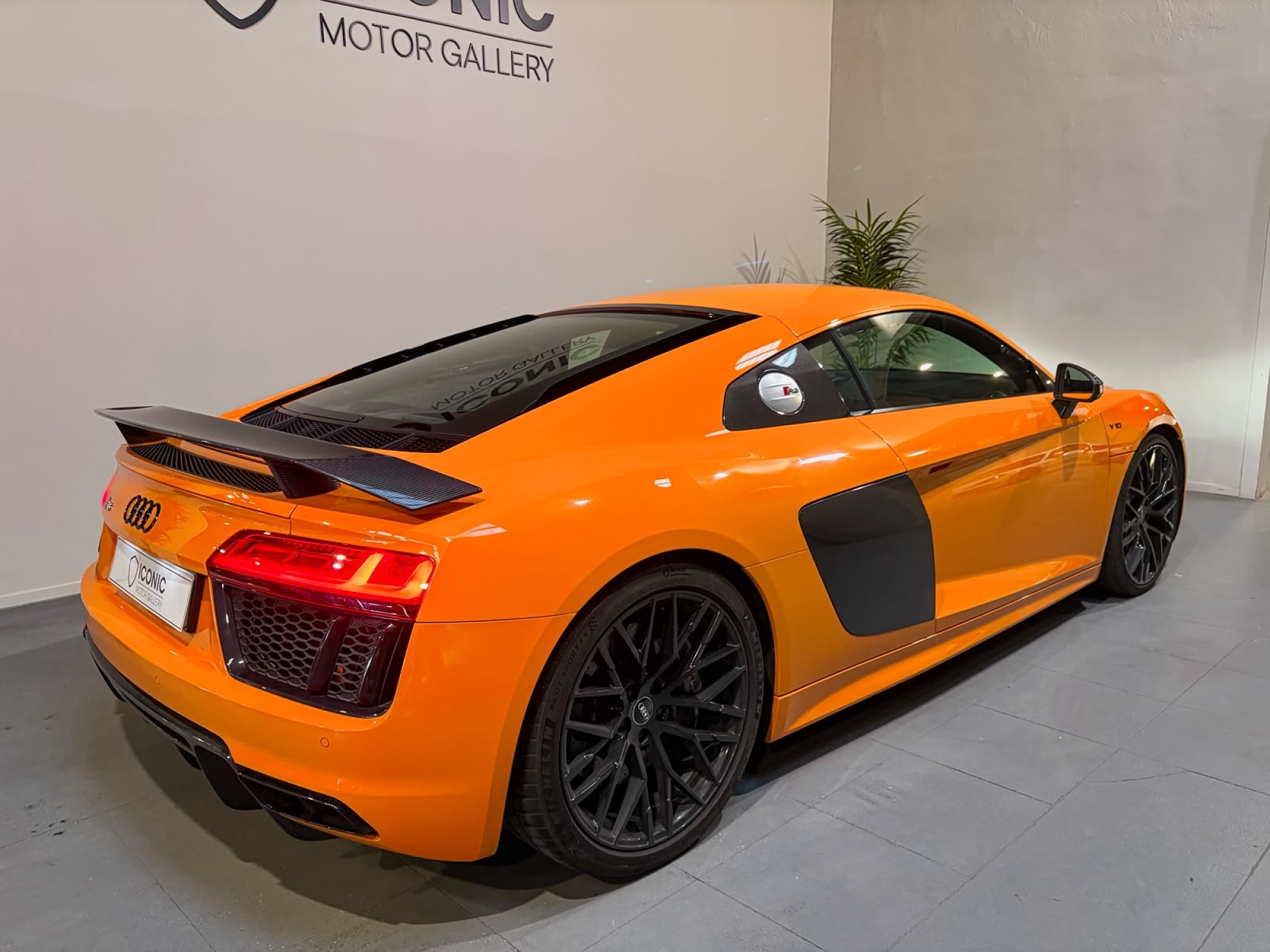 AUDI R8 V10 PLUS