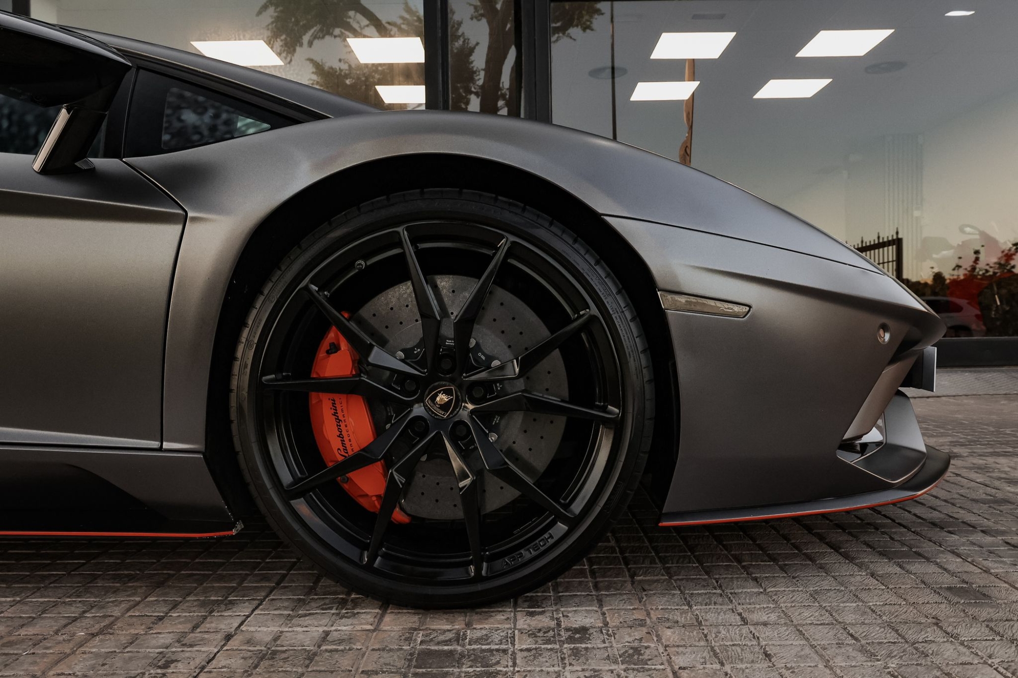 LAMBORGHINI AVENTADOR S