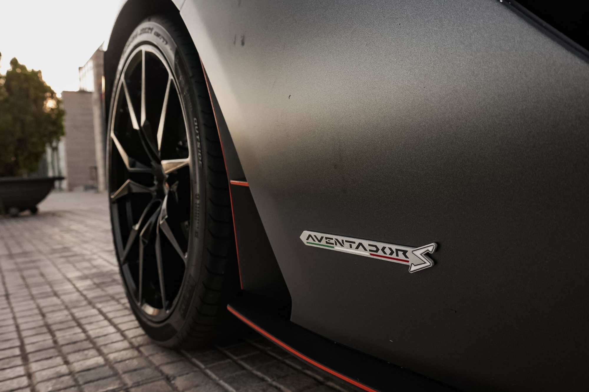 LAMBORGHINI AVENTADOR S