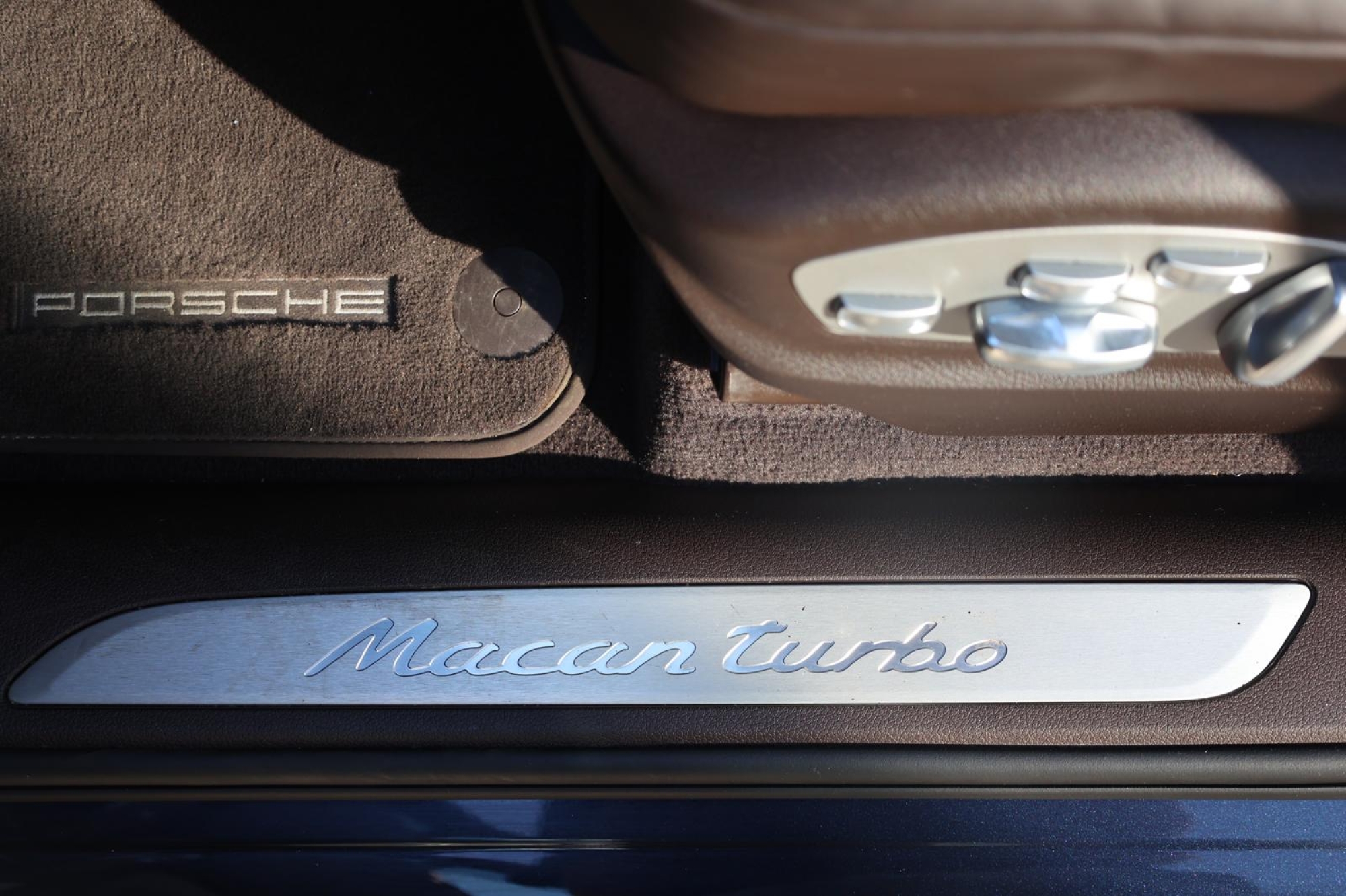PORSCHE MACAN TURBO
