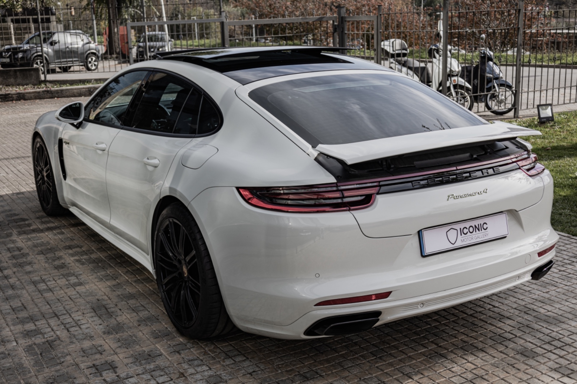 PORSCHE PANAMERA 4 E-HYBRID