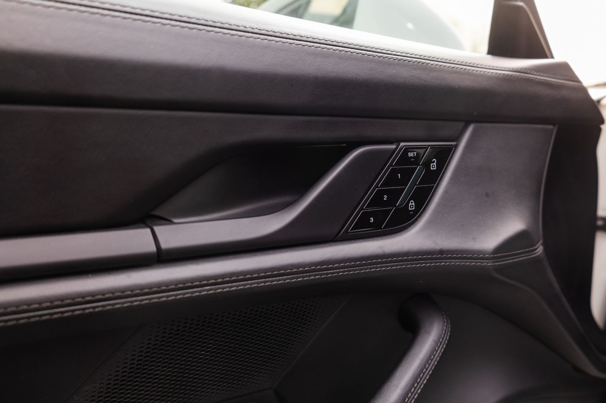 PORSCHE TAYCAN TURBO