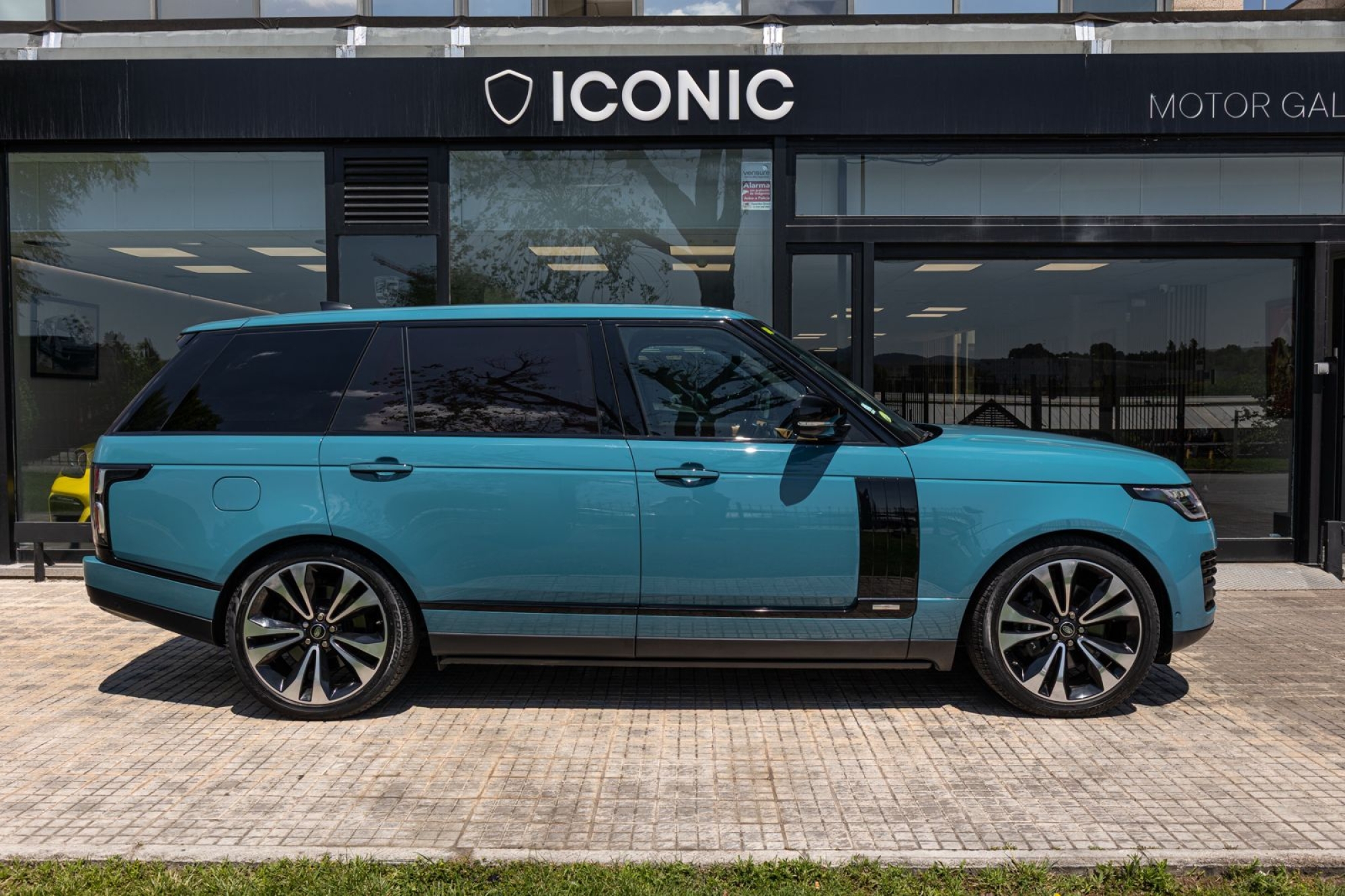 LAND ROVER RANGE ROVER AUTOBIOGRAPHY D350 FIFTY ANNIVERSARY