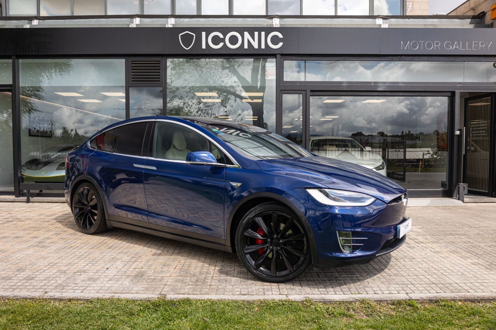 TESLA MODEL X