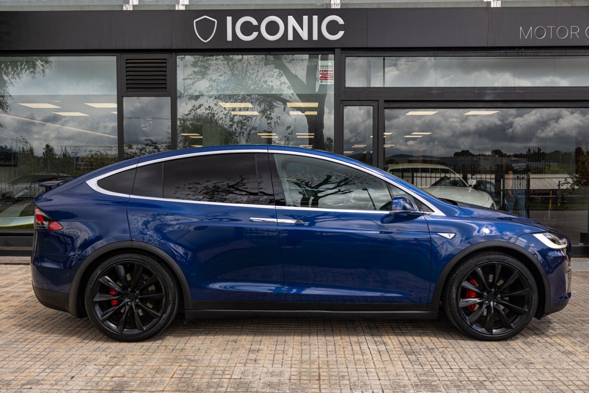TESLA MODEL X