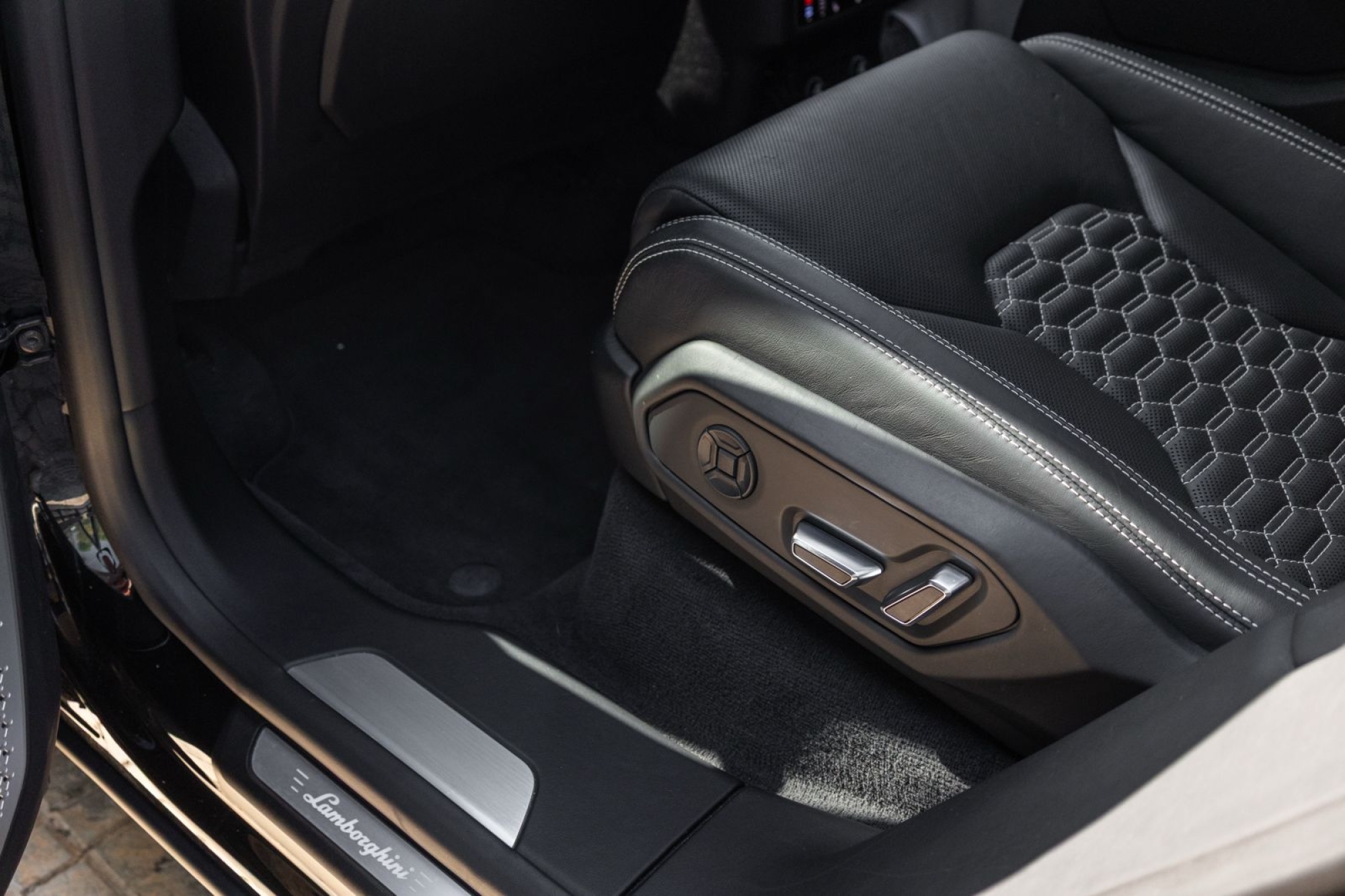 LAMBORGHINI URUS 4.0 V8