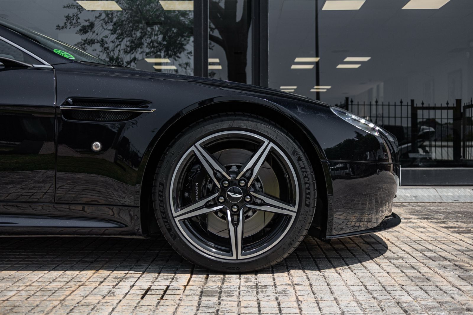 ASTON MARTIN VANTAGE V8