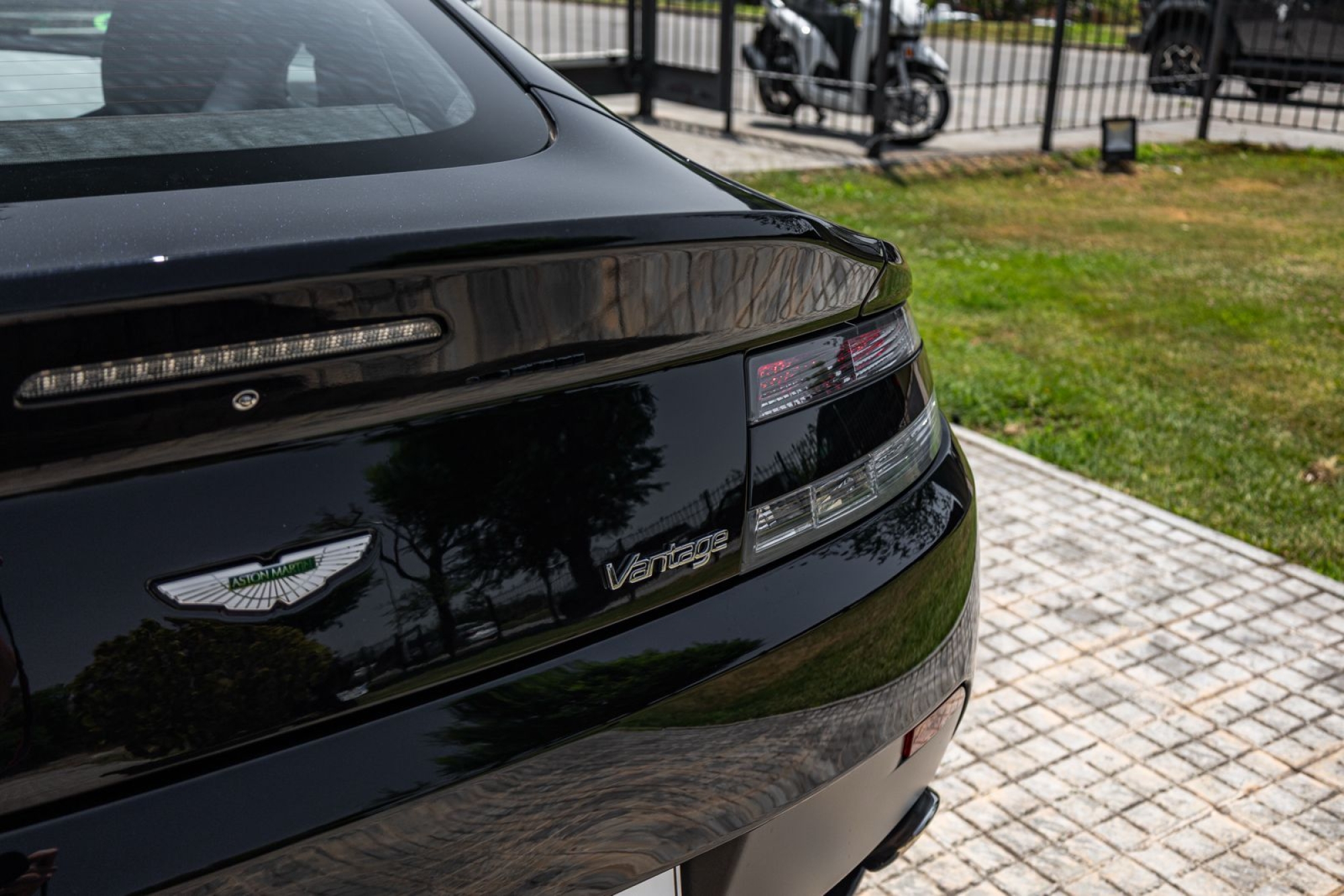 ASTON MARTIN VANTAGE V8