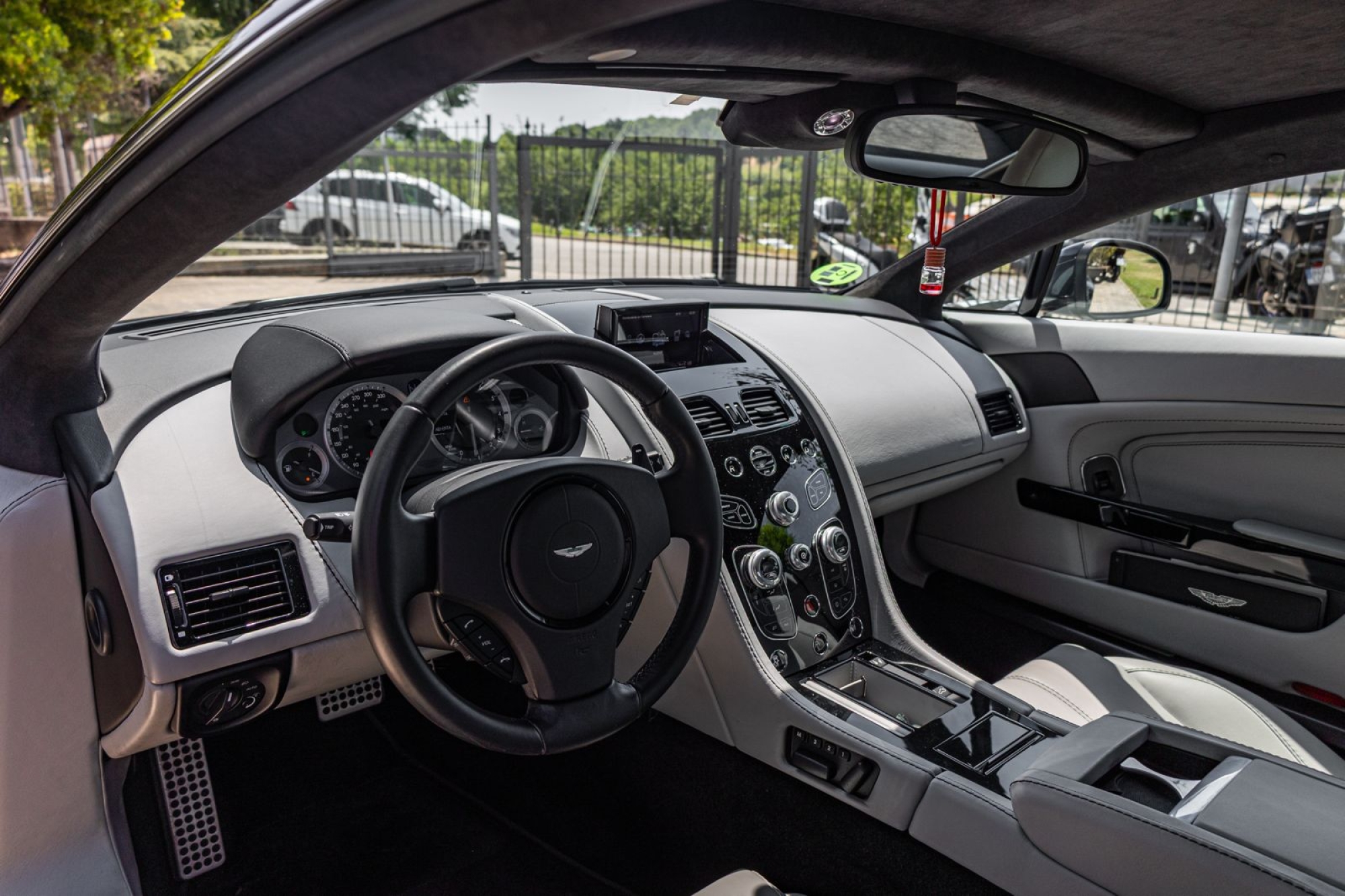 ASTON MARTIN VANTAGE V8