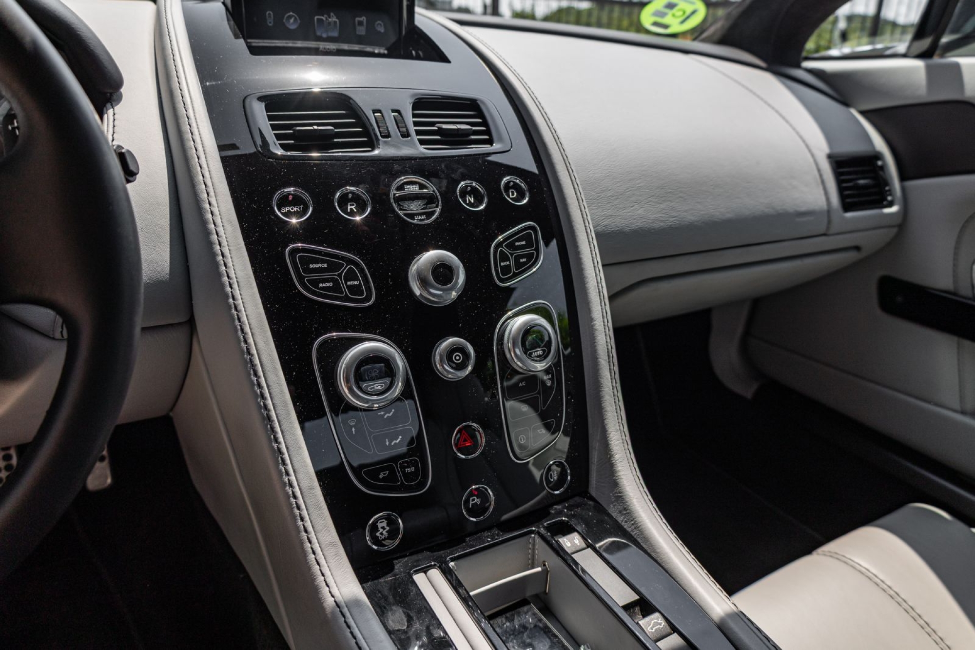 ASTON MARTIN VANTAGE V8