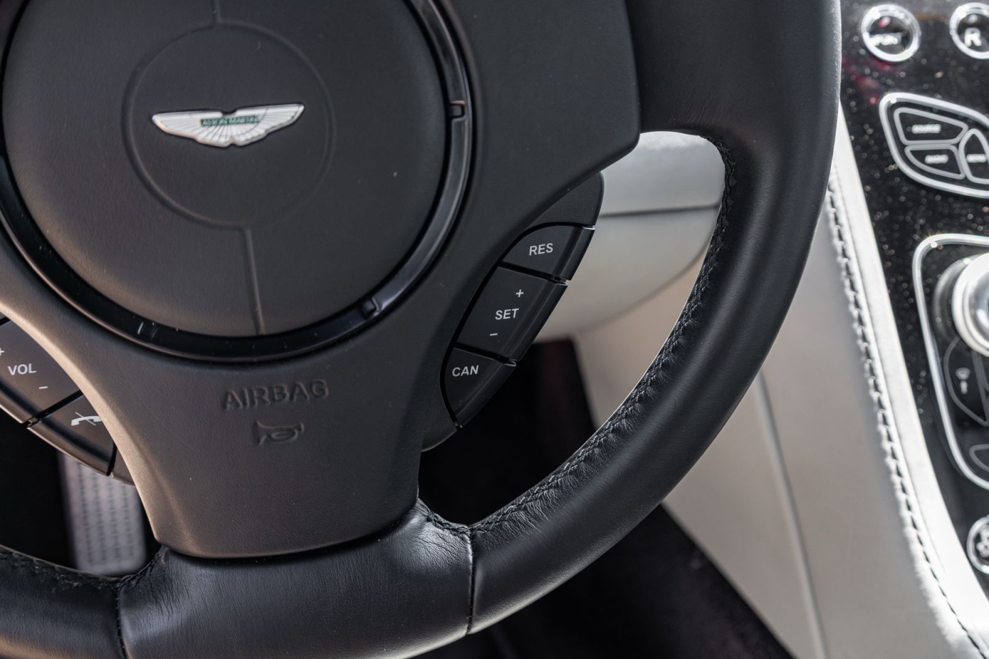 ASTON MARTIN VANTAGE V8