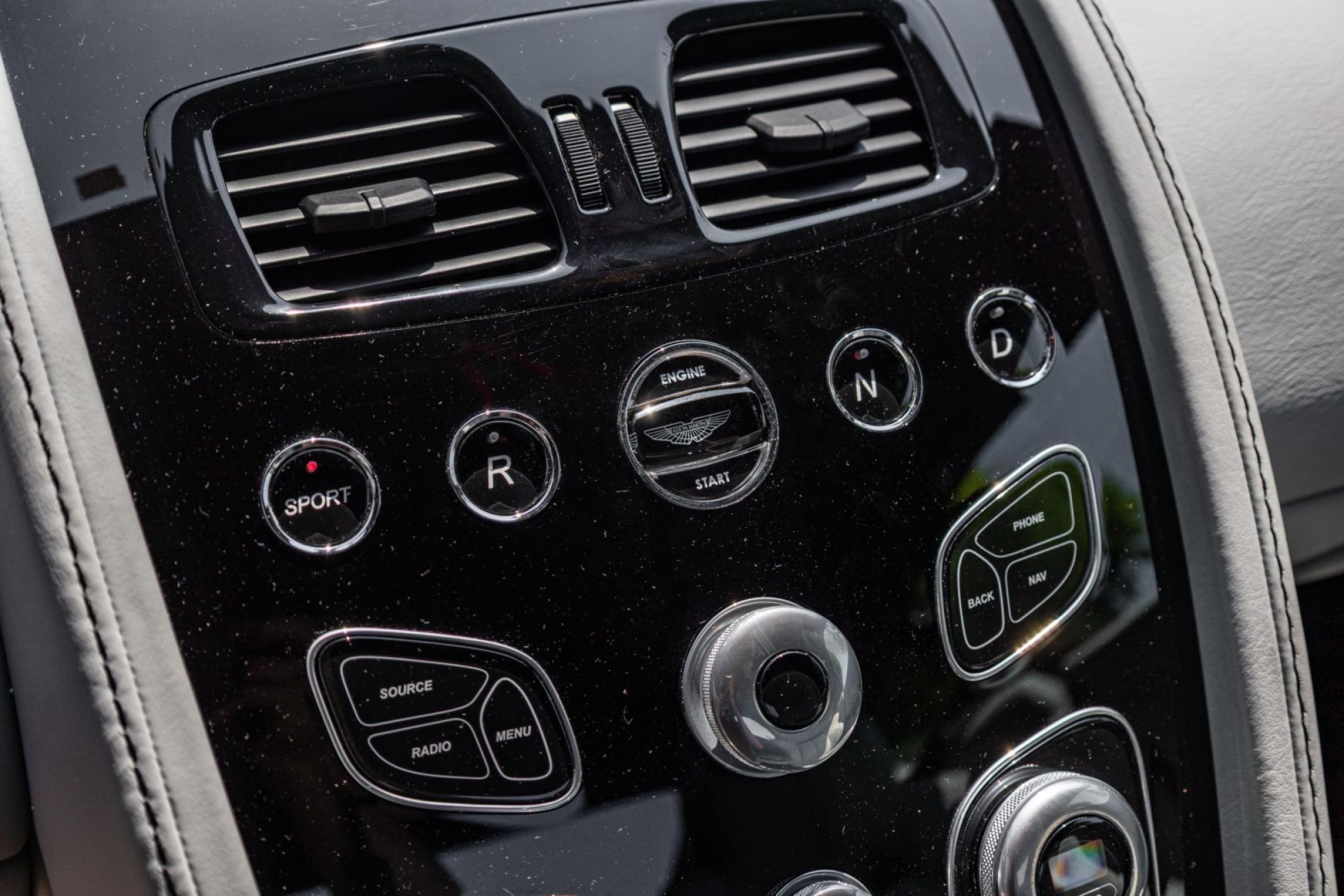 ASTON MARTIN VANTAGE V8
